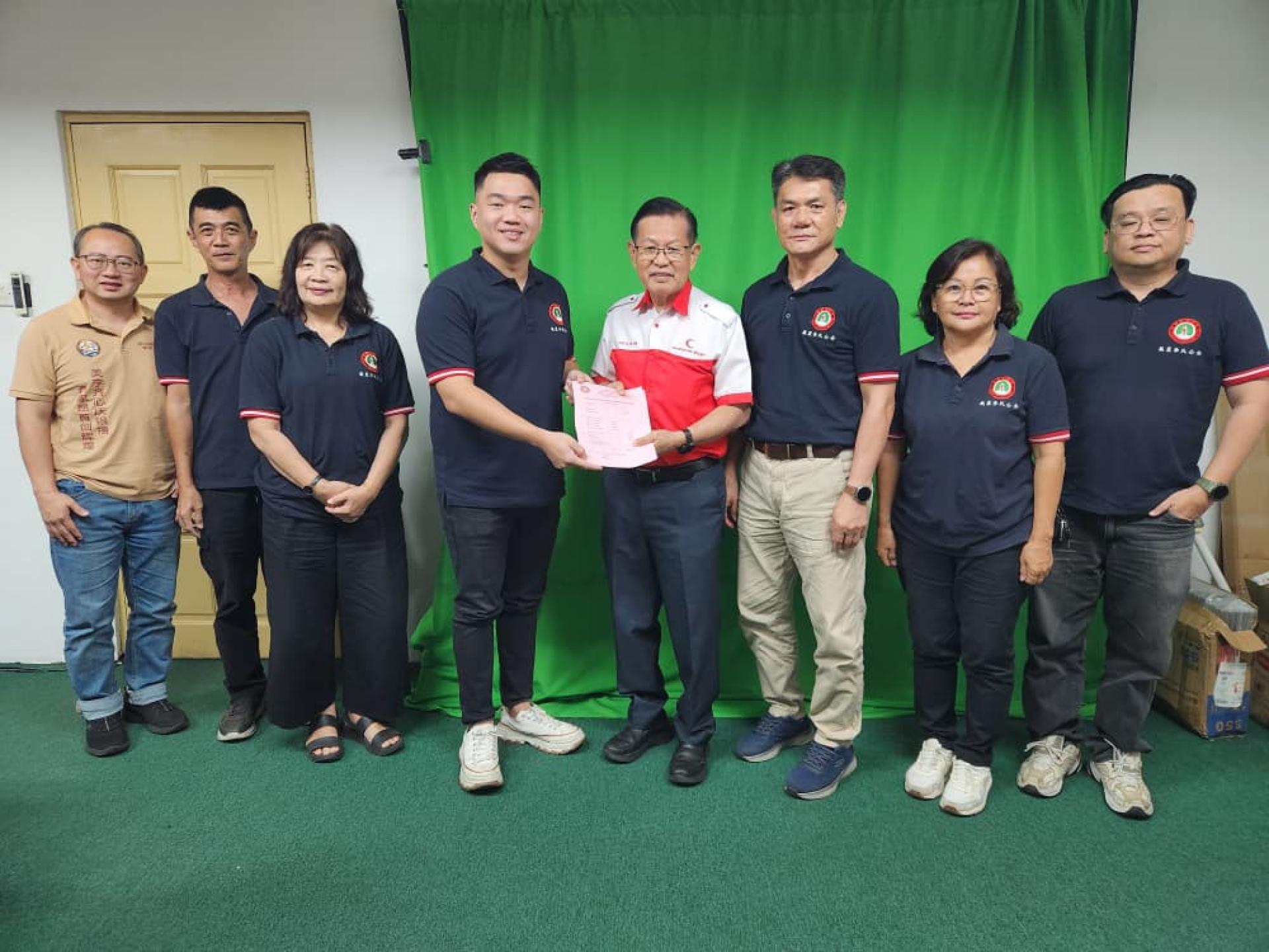 美里李氏公會青年團團長兼籌備會主席李俊達（左4）移交邀請函予砂交通部長兼該會永久名譽顧問李景胜，右3為美里李氏公會主席李德意。