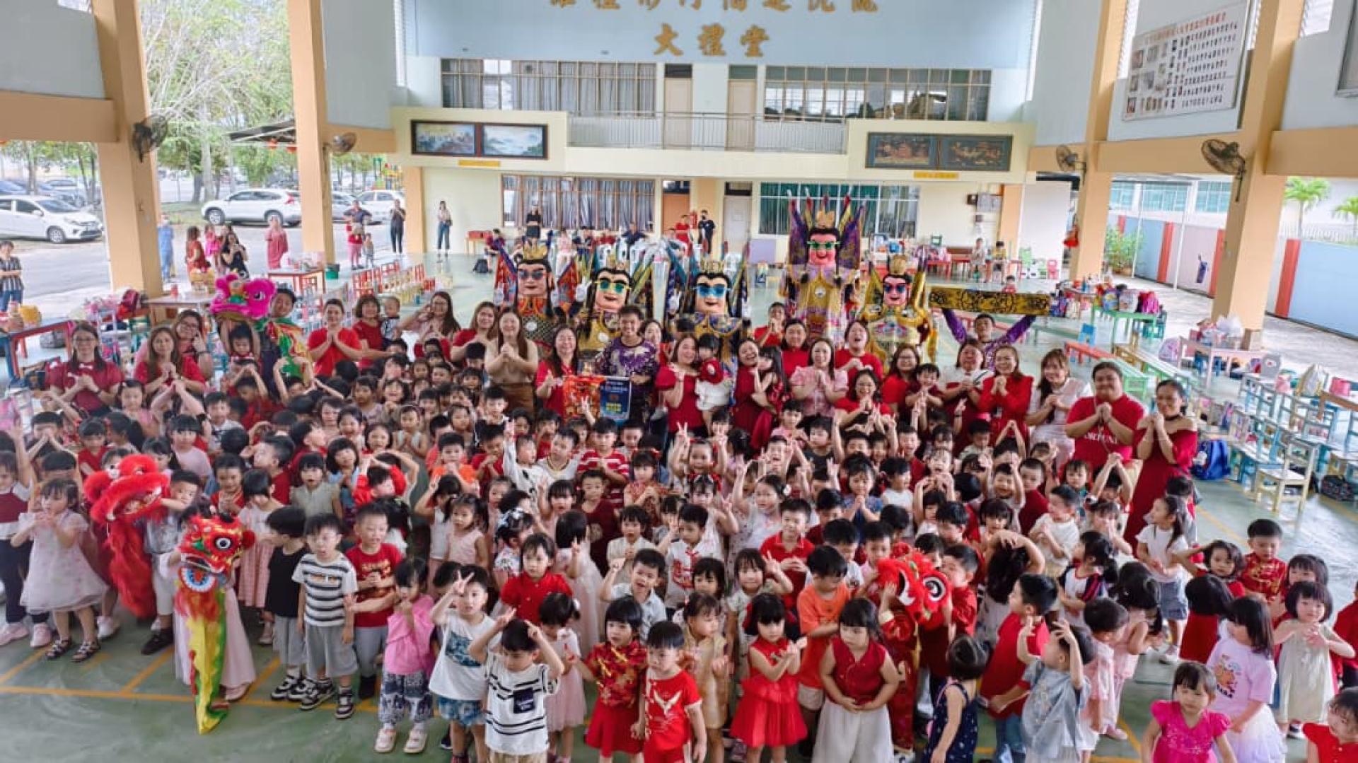 大埔幼稚园举行新春团拜，师生欢聚一堂迎接丙午马年。