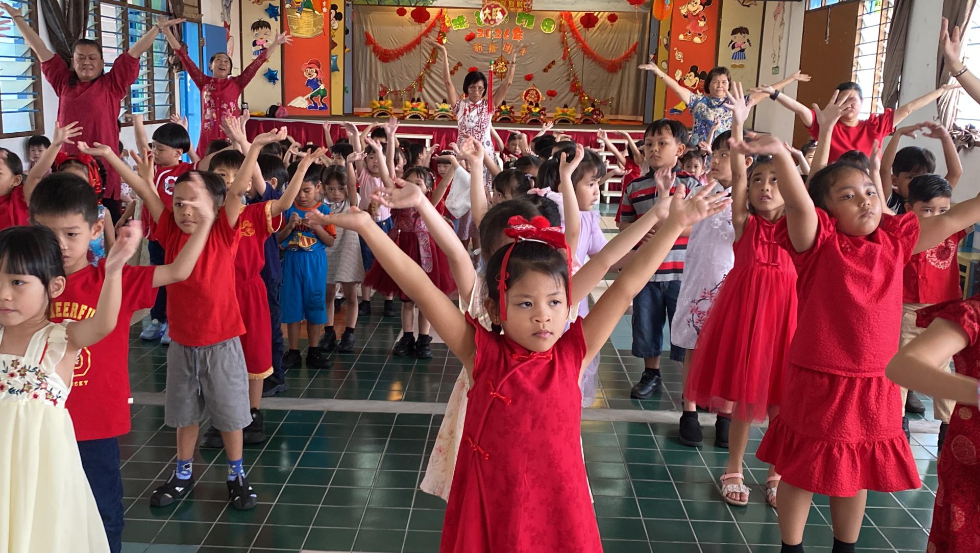 学生开心舞动，齐声唱新年歌。