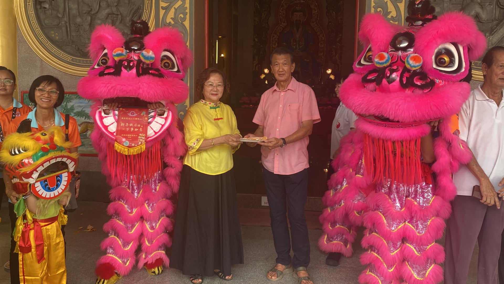 莲花三清观主席陈伯兴将祝福红包移交给董事长本固鲁方凤金。