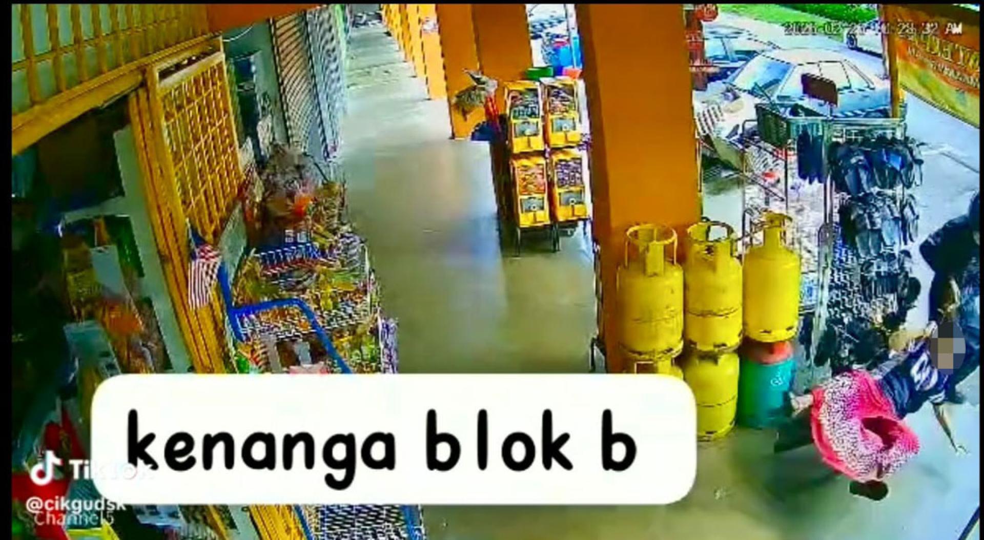 女事主遭匪徒从后猛扯吊坠项链，造成她失去平衡摔地。