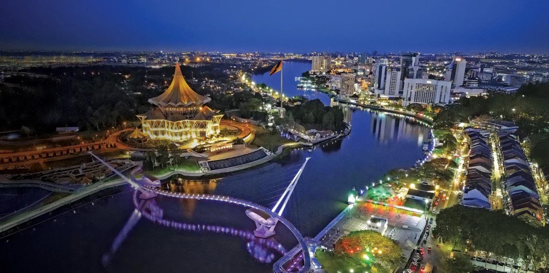 古晋砂拉越河在夜色中灯火辉煌，象征着砂拉越在2026年马来西亚旅游年到来之际，再次大力向欧洲市场展示其河流遗产和文化景观。