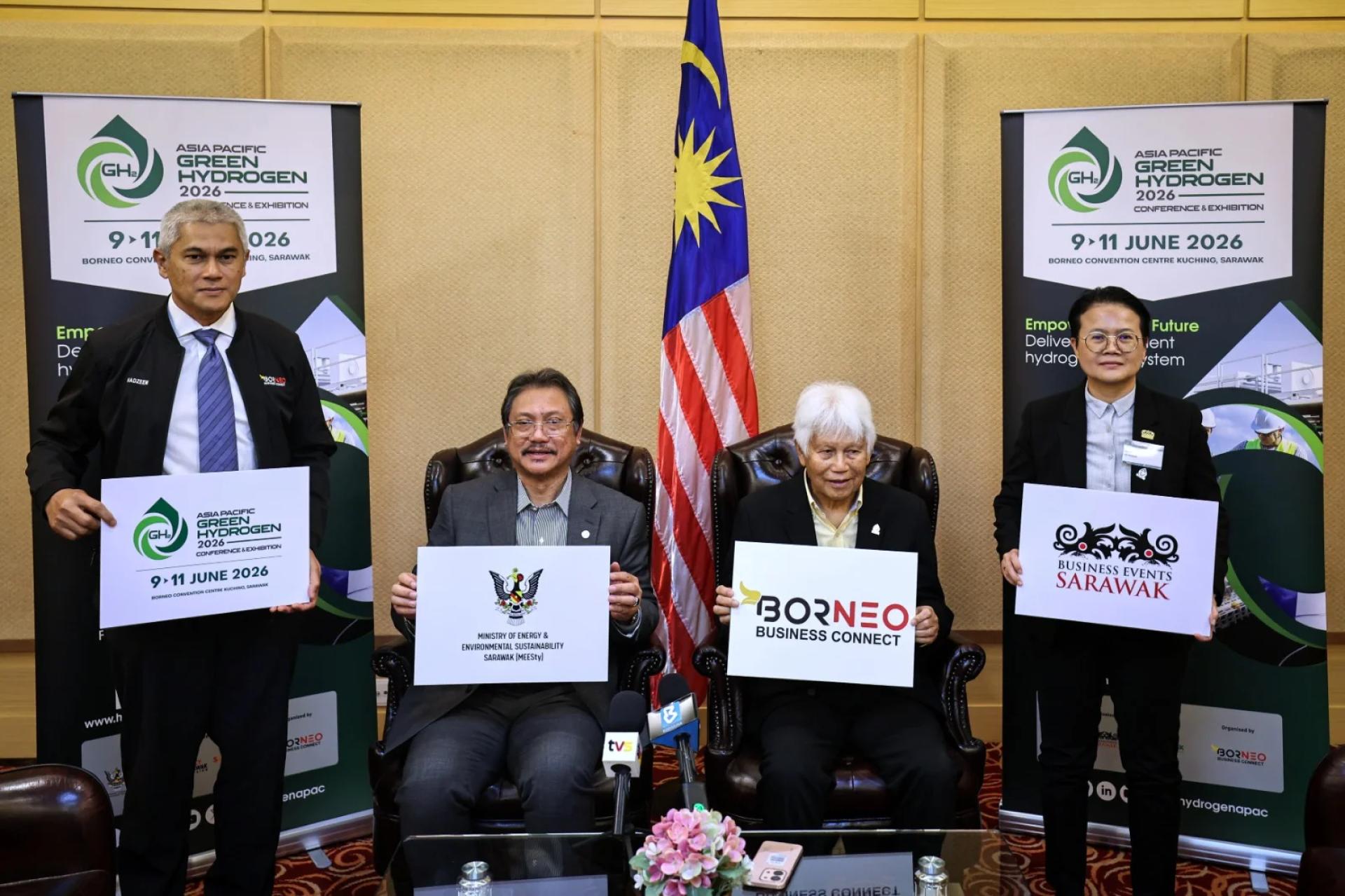 砂能源及环境可持续发展部副部长拿督哈兹兰博士（左2）与Borneo Business Connect私人有限公司主席丹斯里阿斯玛卡马鲁丁（右2），于周五在吉隆坡出席2026年亚太绿色氢能大会业界交流会后召开记者会。