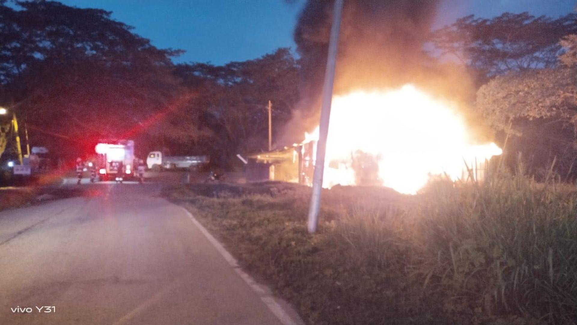 劳勿一家摩托店遭大火吞噬。