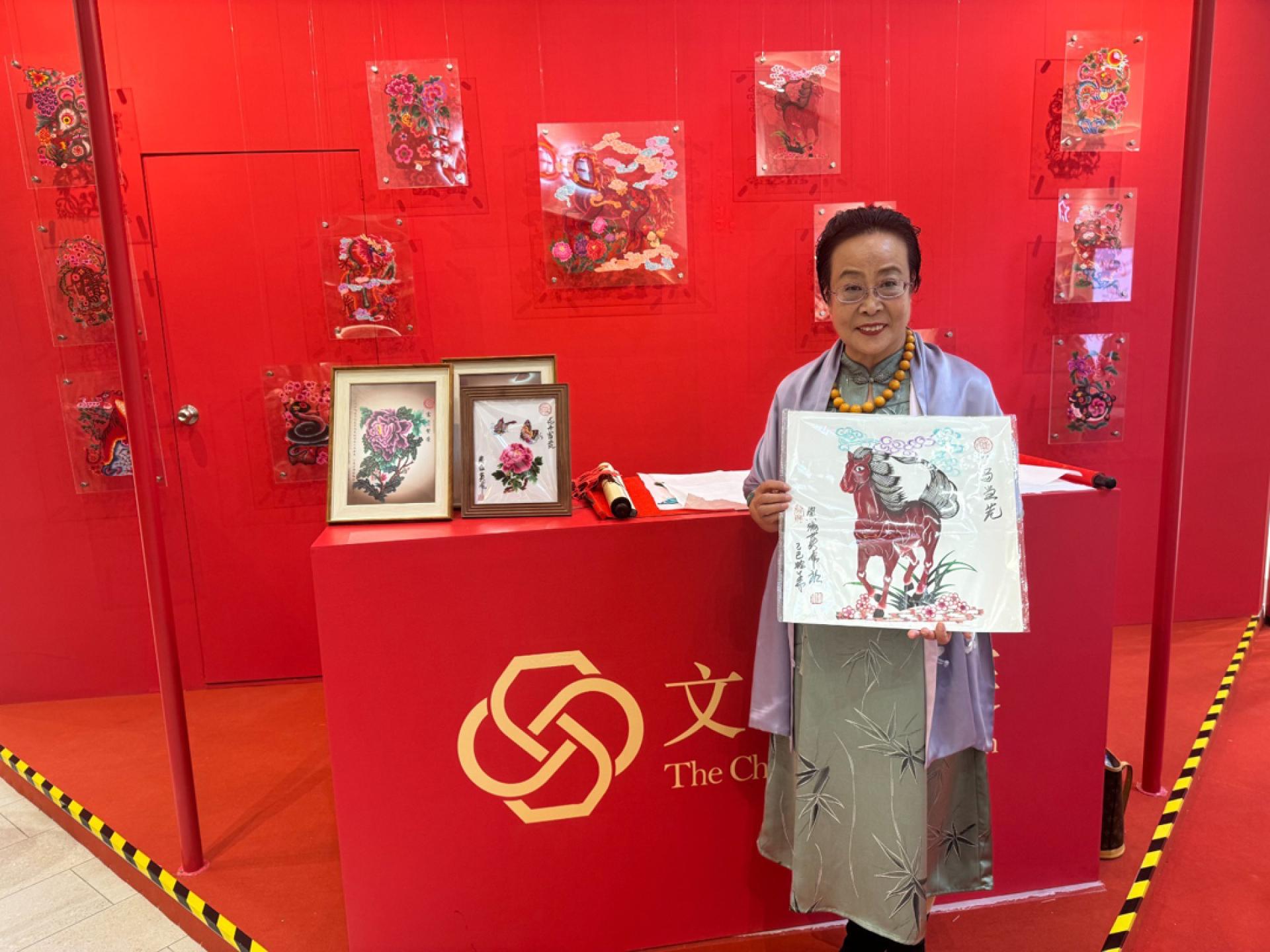 周淑英最新创作的“一马当先”剪纸，寓意马到成功，龙马精神，春风得意马蹄疾。