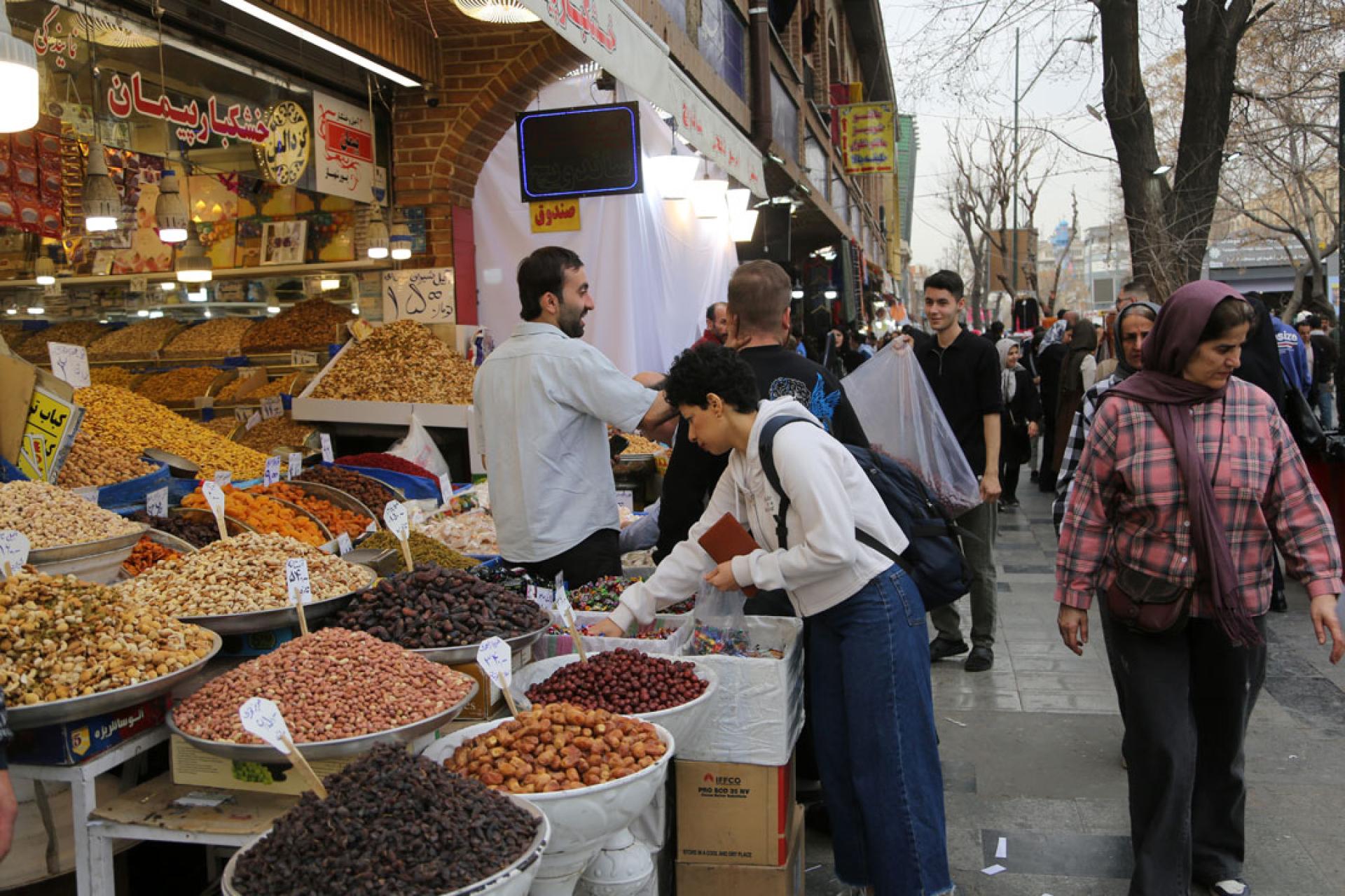 多国建议公民暂缓前往伊朗的行程，并呼吁身在伊朗的公民尽早离开。图为伊朗首都德黑兰。（新华社）