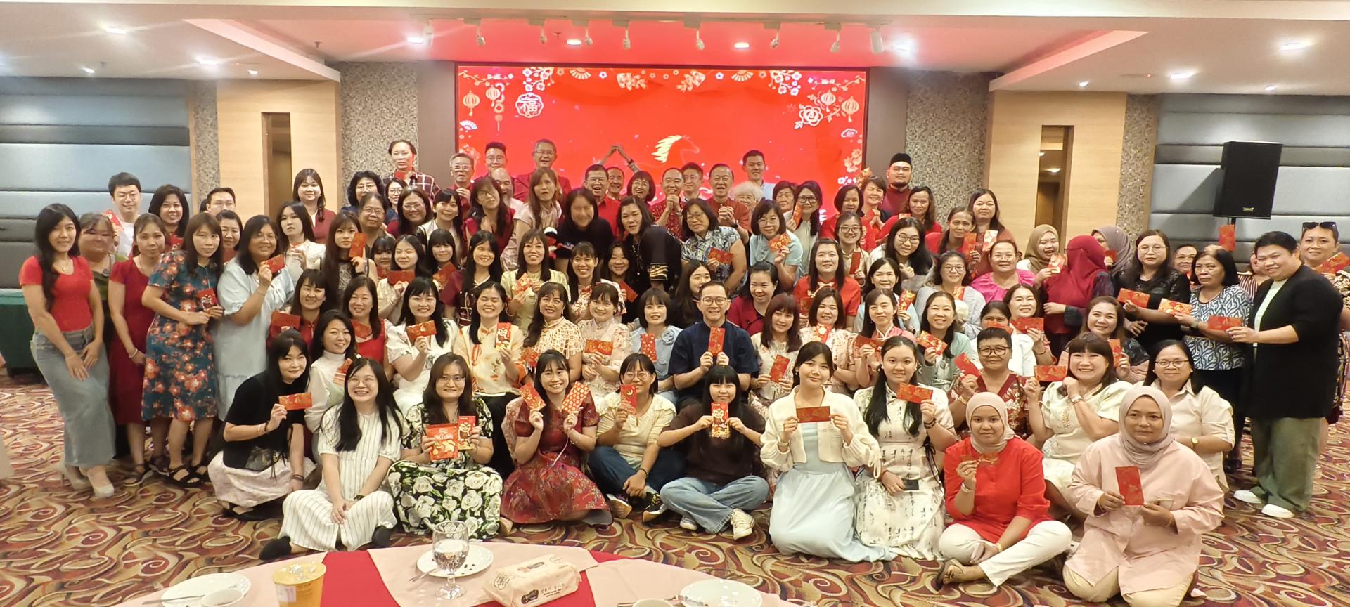 美里中华公学与美公幼稚园2026丙午马年元宵贺岁晚宴全体出席者合影。