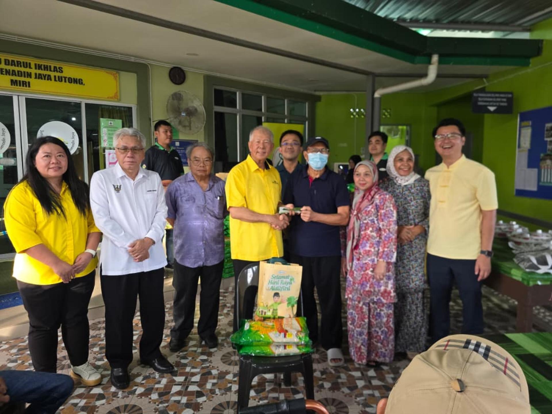 砂旅游部副部长拿督陈超耀（左4）分发物资及青包予受惠者。