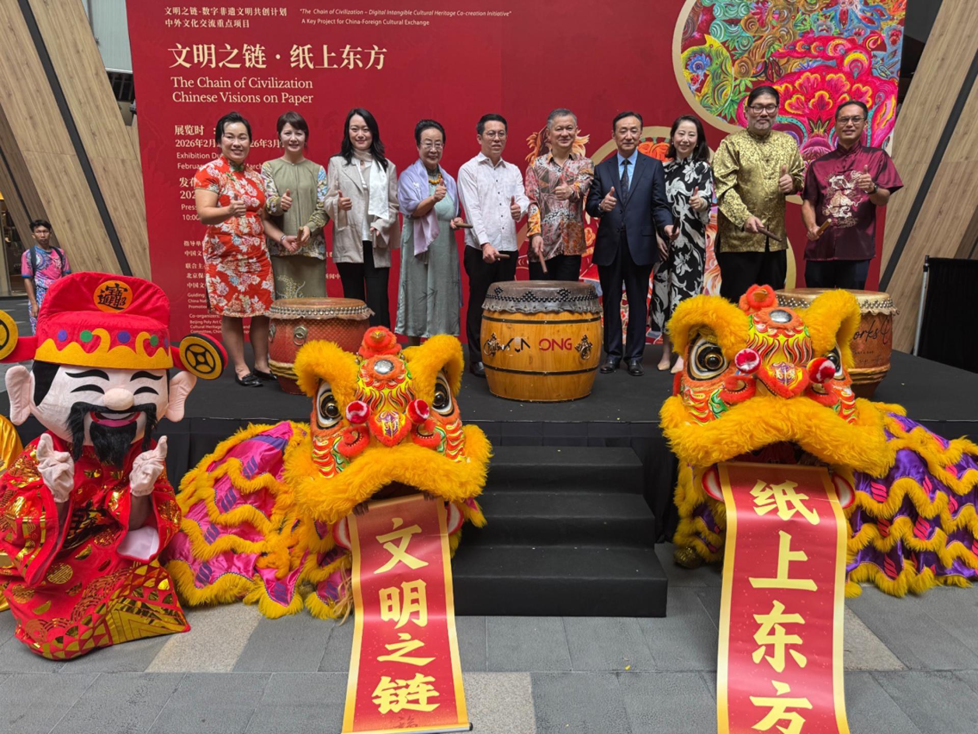 “文明之链·纸上东方”剪纸展览开幕礼，左起为陈美霞、廖利女、万梦琦、周淑英、李泰康、郑学方、朱小健、王伟达、黄瑞庆及李瀚霖。