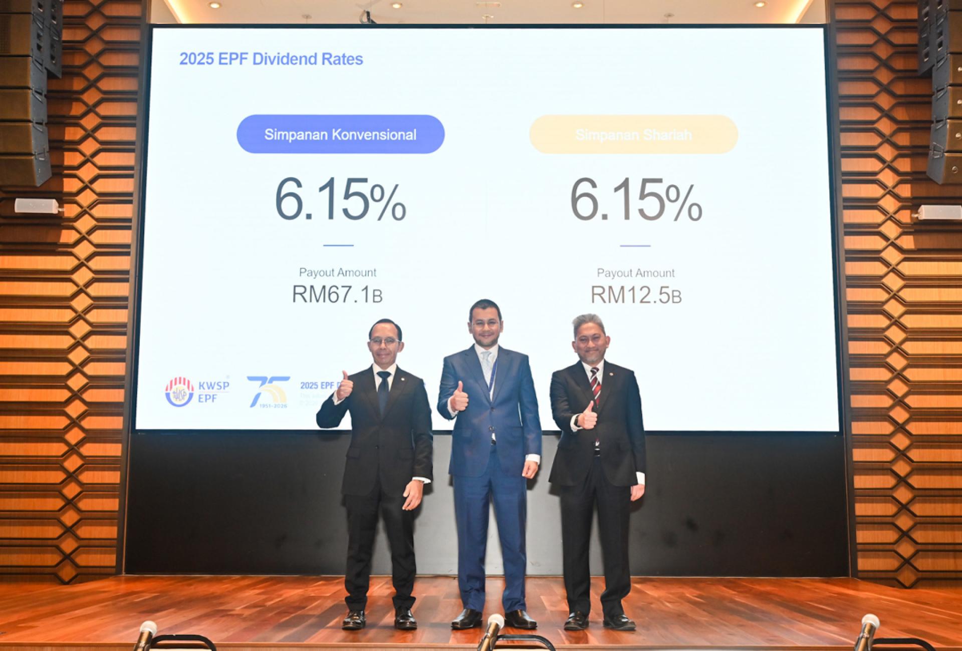 莫哈末哈菲兹（左起）、阿末祖卡奈及沙扎里扎，一同宣布2025年的公积金局派息率达6.15%，传统及伊斯兰储蓄户头连续两年派息率同步。