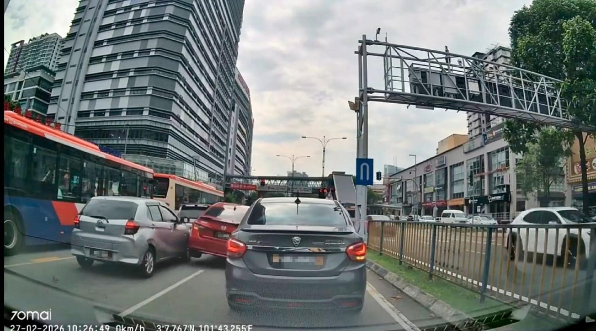 肇事车子一路冲撞，多辆车子遭撞。