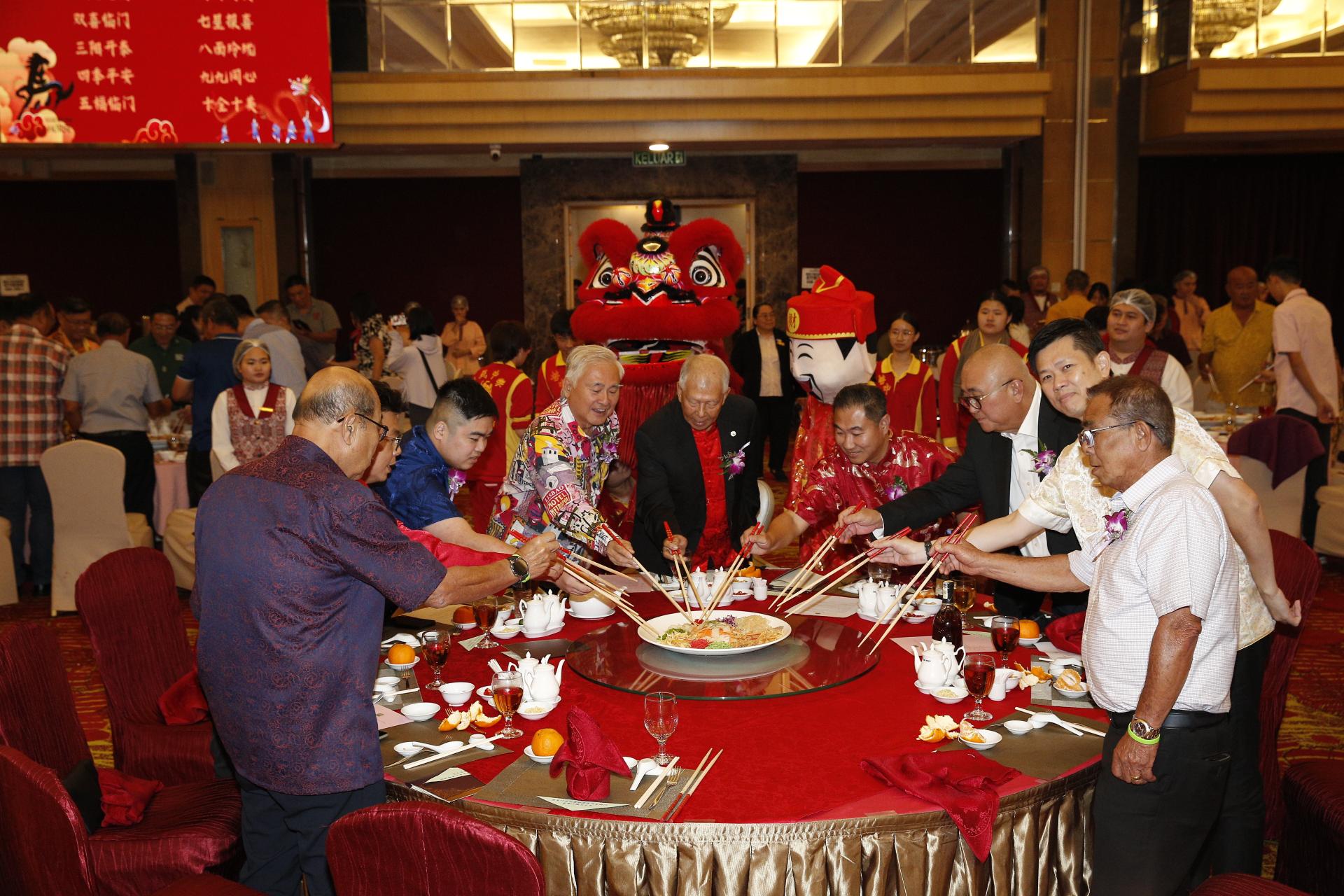 主桌嘉宾率领全场一同进行捞生仪式。