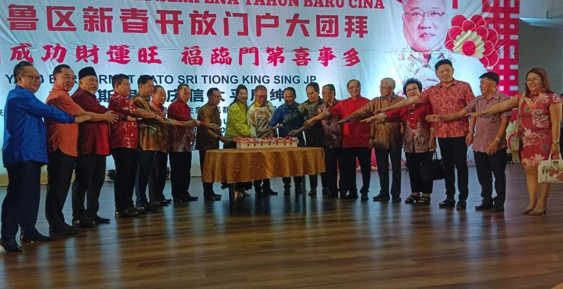 张庆信（中）与嘉宾在周六于民都鲁苏雅礼堂举行的民进党及民都鲁国会议员新春团拜活动上切蛋糕庆祝。