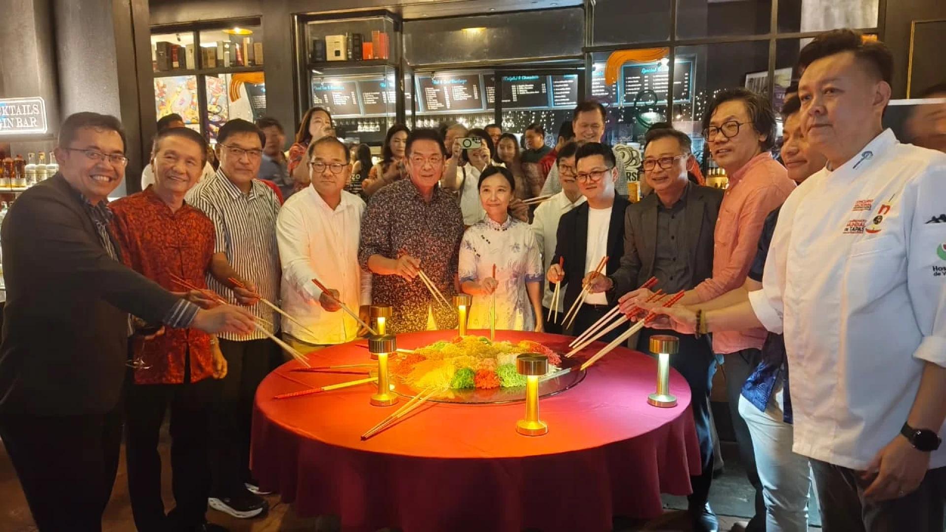 左5起许德婉与砂房屋发展商公会会长黄俊豪（右5）及嘉宾在“捞生”仪式前合影留念。