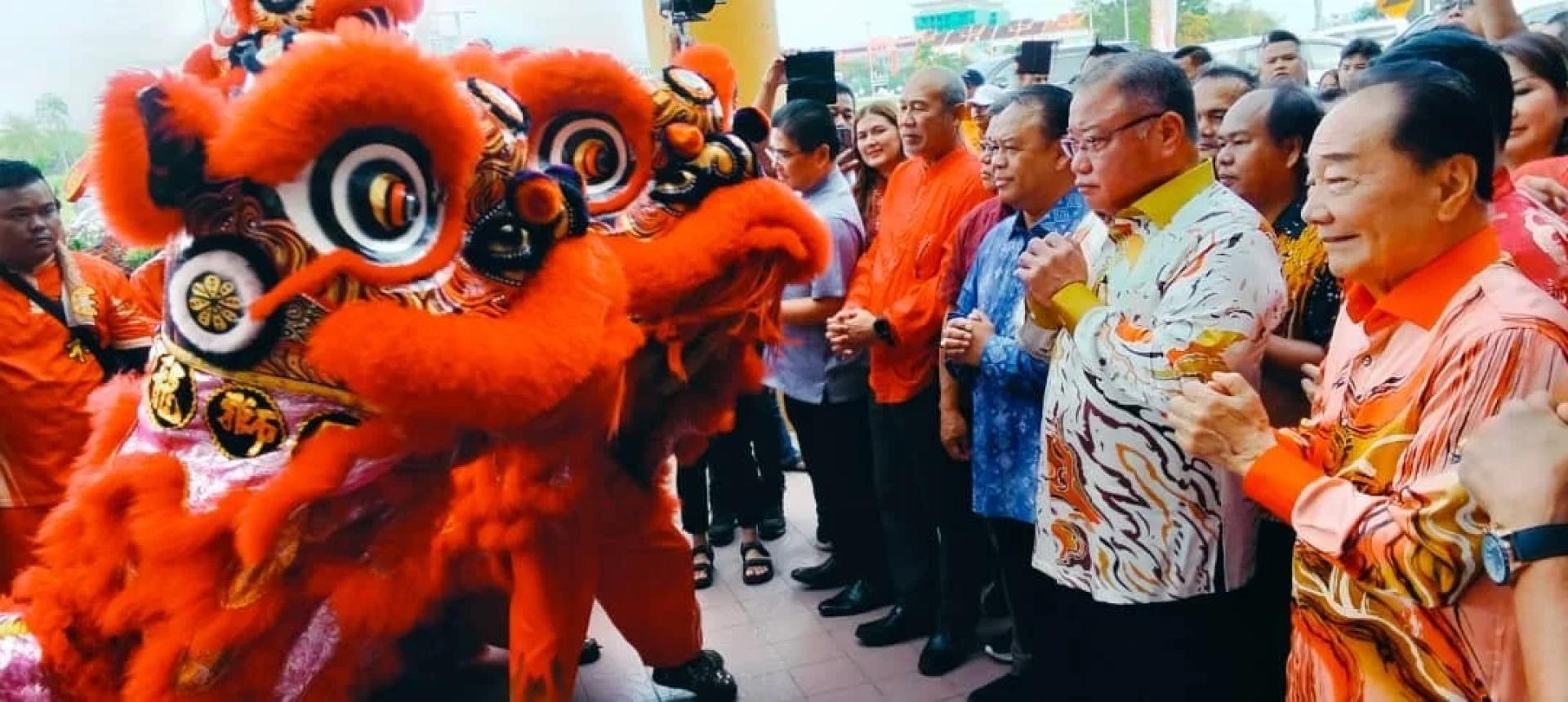 拿督斯里张庆信（中）与嘉宾们在民都鲁苏雅礼堂举行的民进党新春开放门户上，接受醒狮队伍致敬。