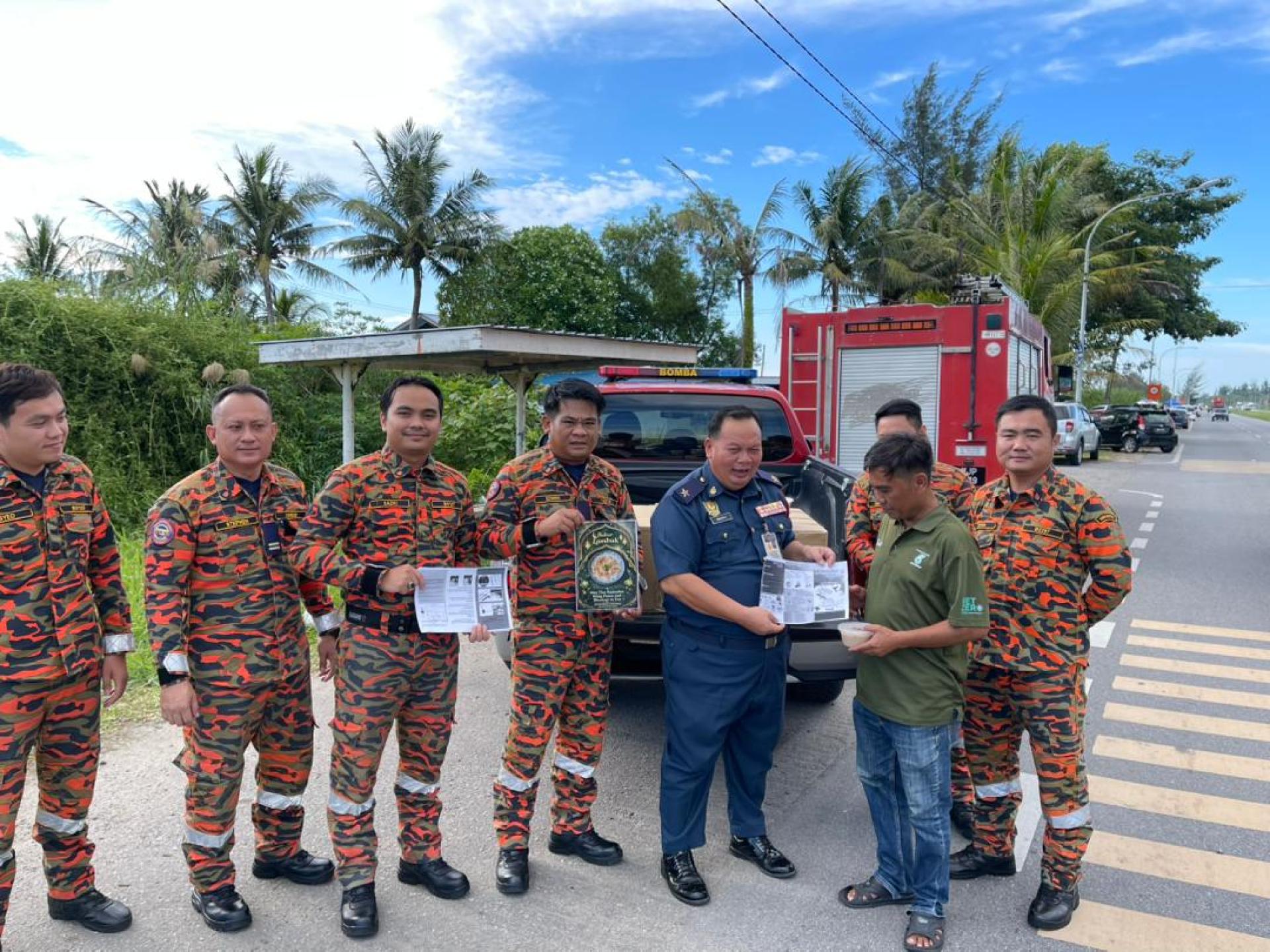 罗东消拯局也向民众派发道路安全宣传册，提高大众对交通安全的意识，尤其是在节庆季节来临前，加强防范意识。左5为罗东消拯局局长亨利朱加。