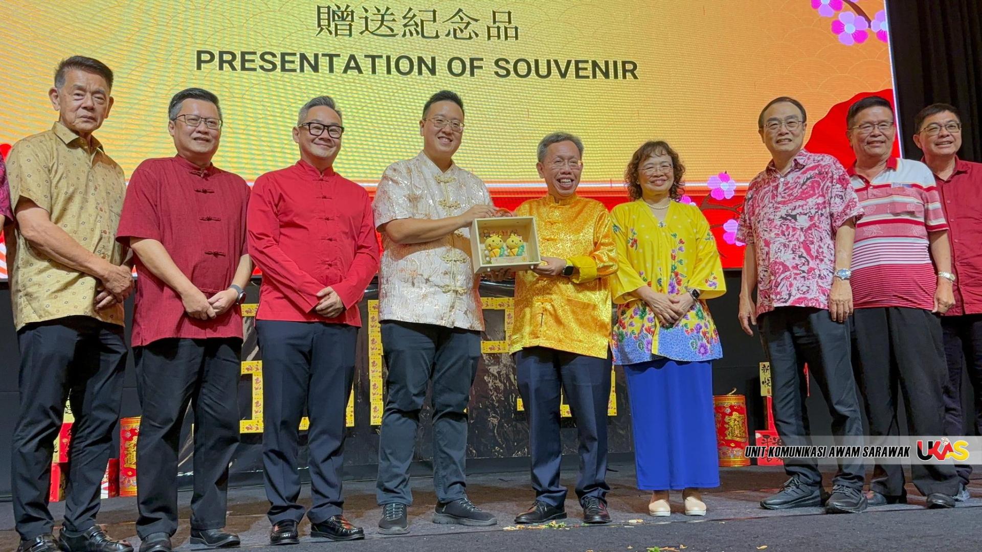 人联都东支部主席兼筹委会主席刘可杰市议员（左4）赠送纪念品予砂拉越副总理沈桂贤时摄。