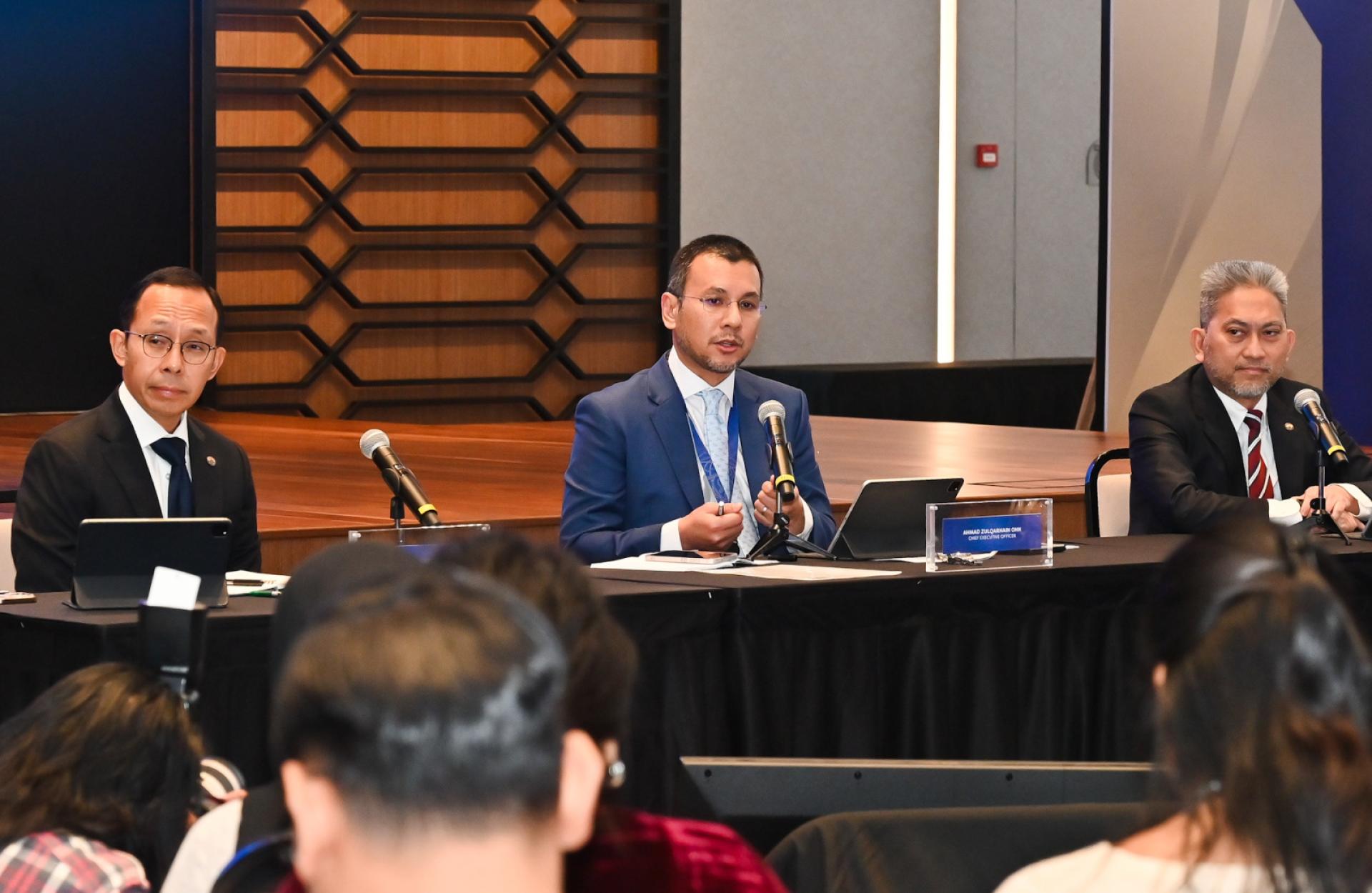 阿末祖卡奈（中）指出，公积金局2025年的总投资收入达792亿令吉，国内投资占了49.6%，表现不俗。