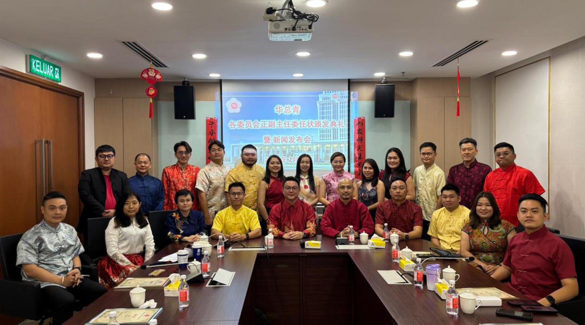 华总青年团成员合影。前排左其黄志安、张文瑜、符欣怡、骆文杰及黄志彬；前排右起彭宥鸣、李琇萍、潘荣国、杨荣亮及郑景荣。