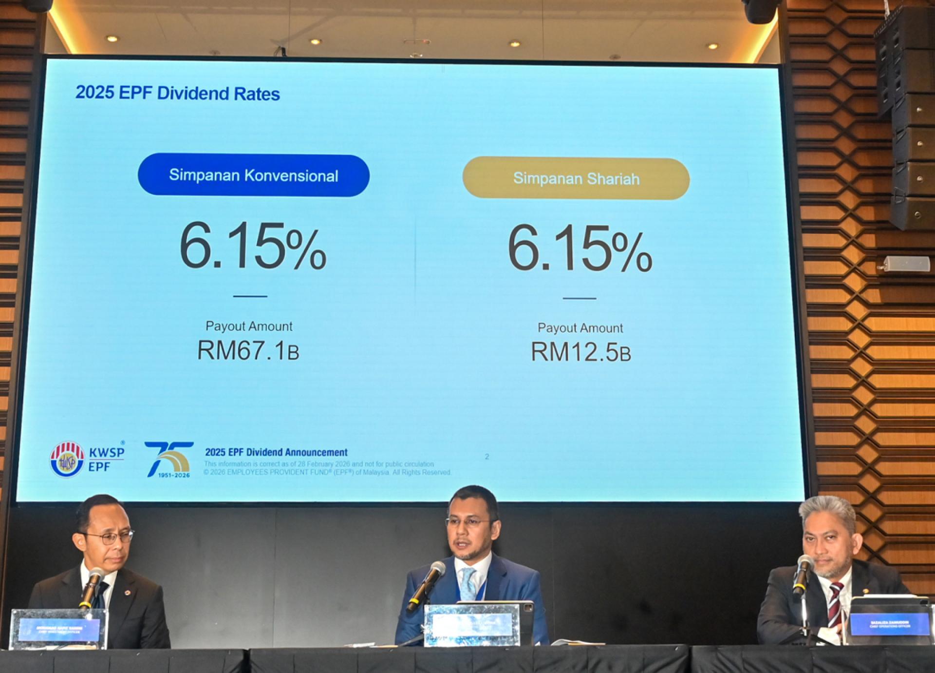阿末祖卡奈（中）说明，公积金局的利息无法跨户转存，所以若会员的第三户头灵活户头内已无余额，将不会收到任何利息。