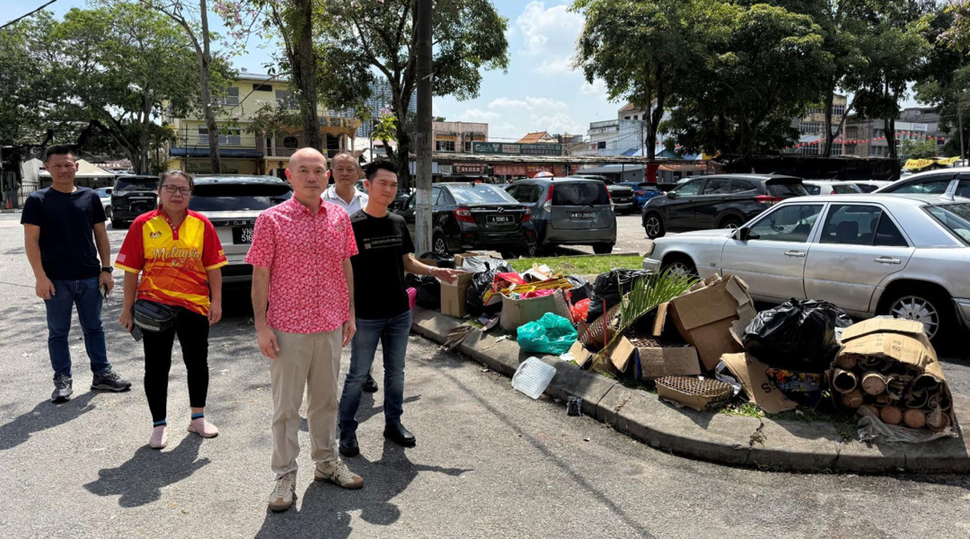 林立迎指（左3）过去5个月，垃圾清理情况不但没有改善，反而越来越严重。左起陈志杰、梁丽仪、赖俊权及郭廷樟。