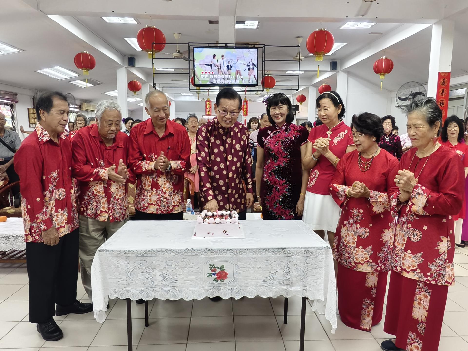 今日适逢砂交通部长拿督斯里李景胜生日，美里乐龄服务中心特别准备蛋糕为他庆生。