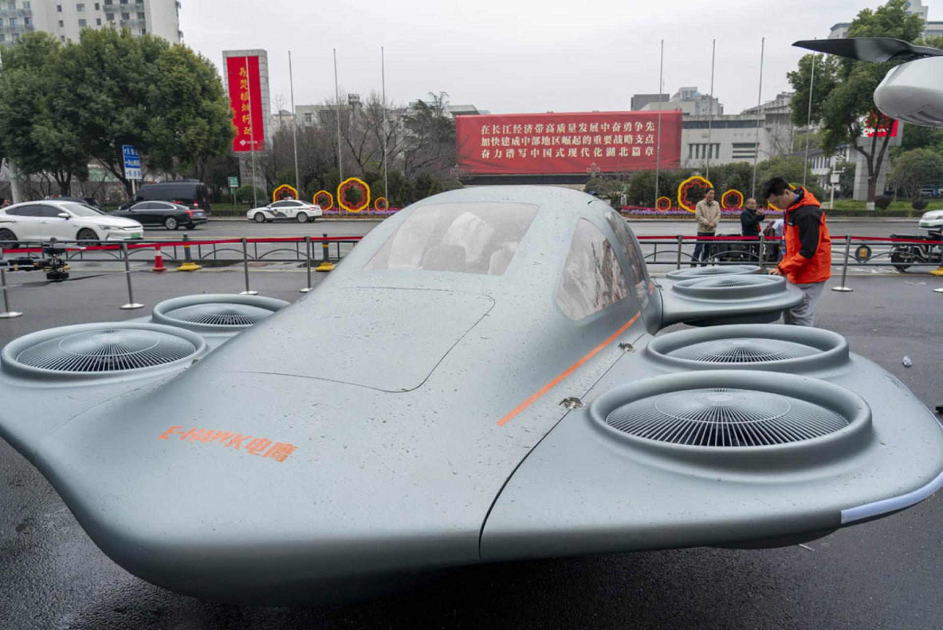 “电鹰飞车”可用于物流运输及空中救援，2027年开始载人。