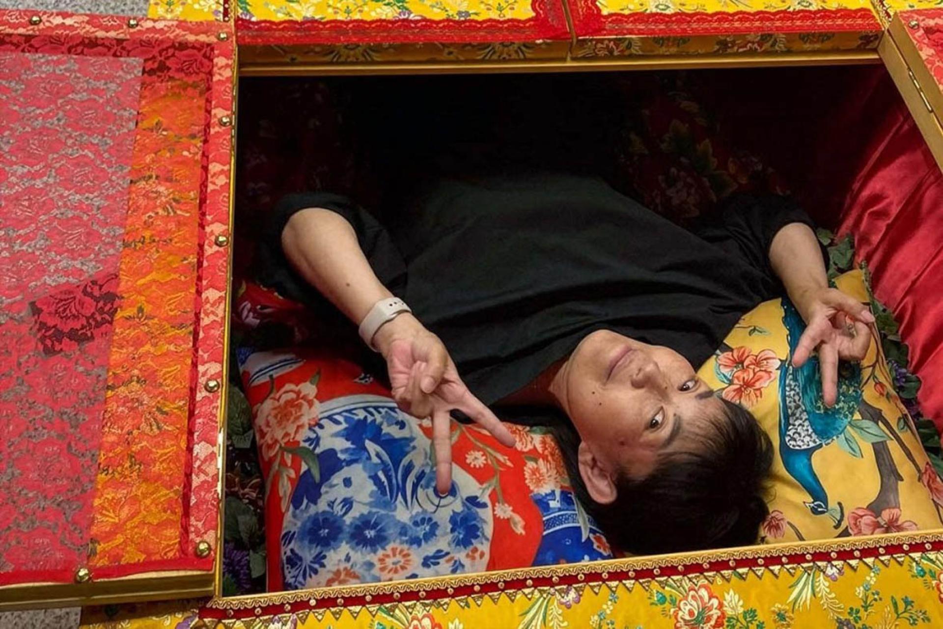 体验者可选择打开或关闭棺材。