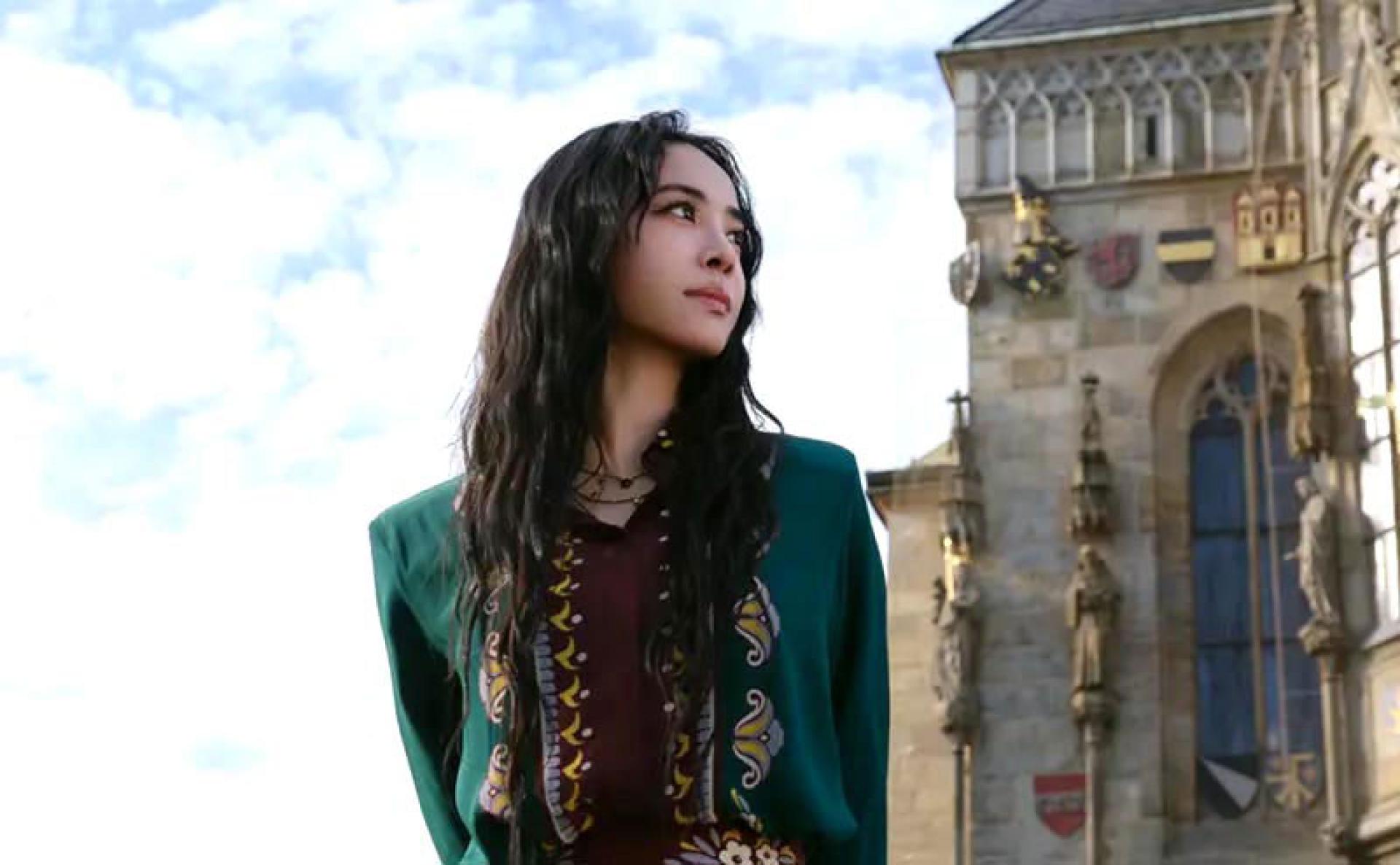 蔡依林这次真的亲自飞到布拉格广场，重拍歌曲MV。