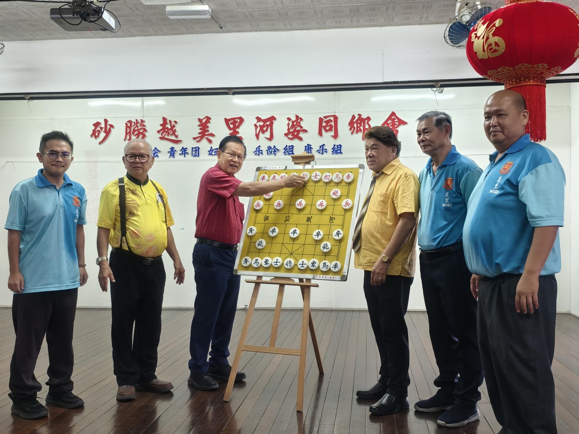 砂拉越交通部长拿督斯里李景胜为2026年美里省男、女象棋锦标赛主持开幕挂帅式。左为筹备会主席杨通宝、美里省象棋公会主席黄新漳；右起为砂拉越美里河婆同乡会青年团团长张鸿庆、砂拉越美里河婆同乡会会长蔡传创及美里省象棋公会会长刘思仪。