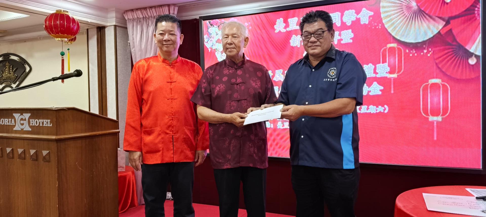 拿督陈超耀（左2）也在会上移交拨款予主席杨慈享。左1位砂留台总会会长萧特财。