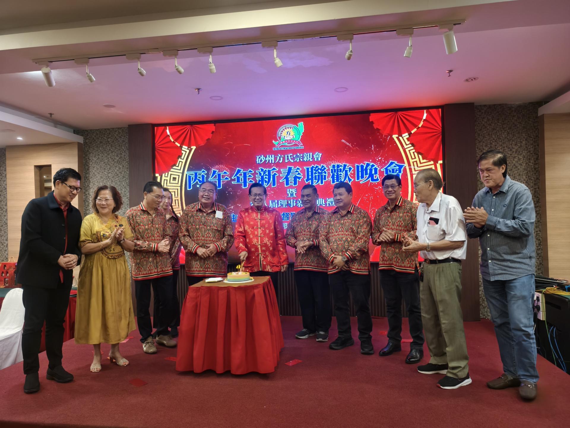 砂州方氏宗亲会主席方孝秀及理事为砂拉越交通部长拿督斯里李景胜庆生送上祝福。