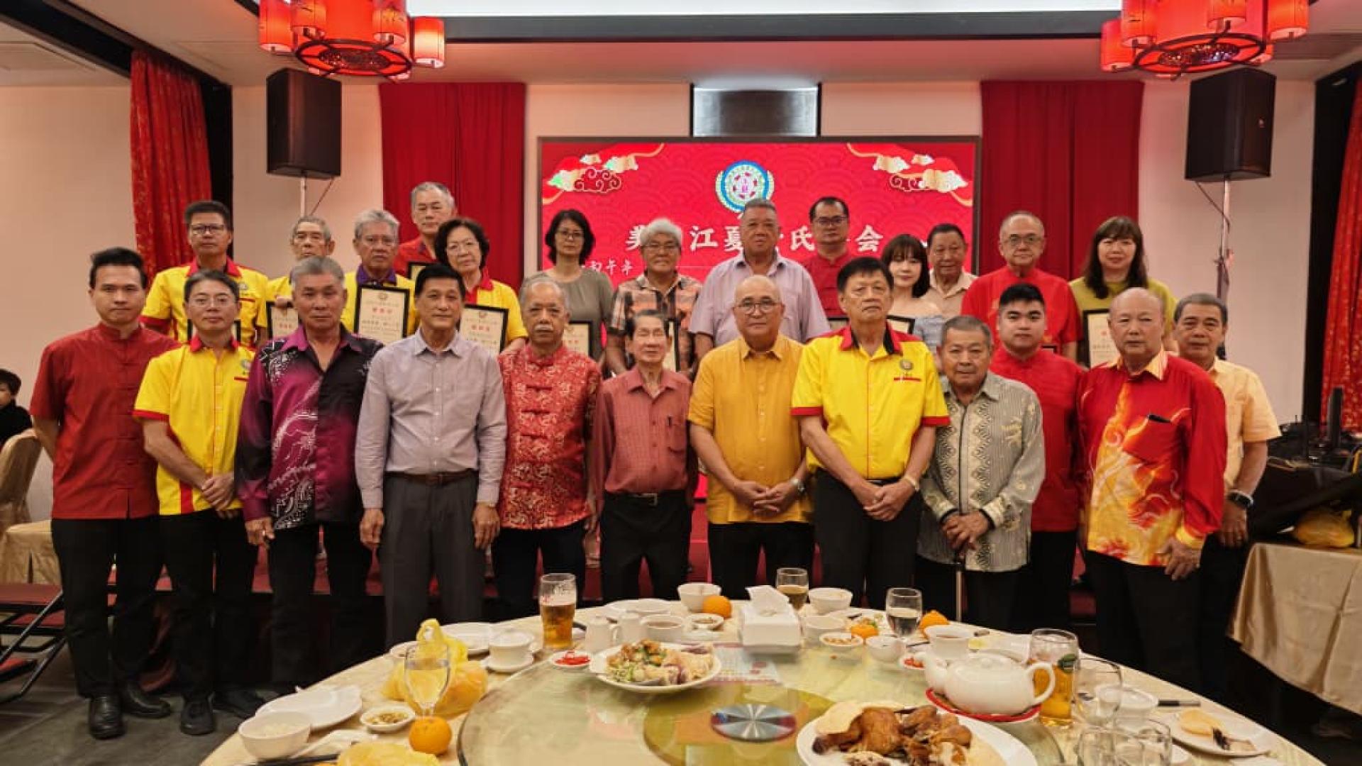 颁发第21届（2026-2028）名誉顾问委任状后合影。