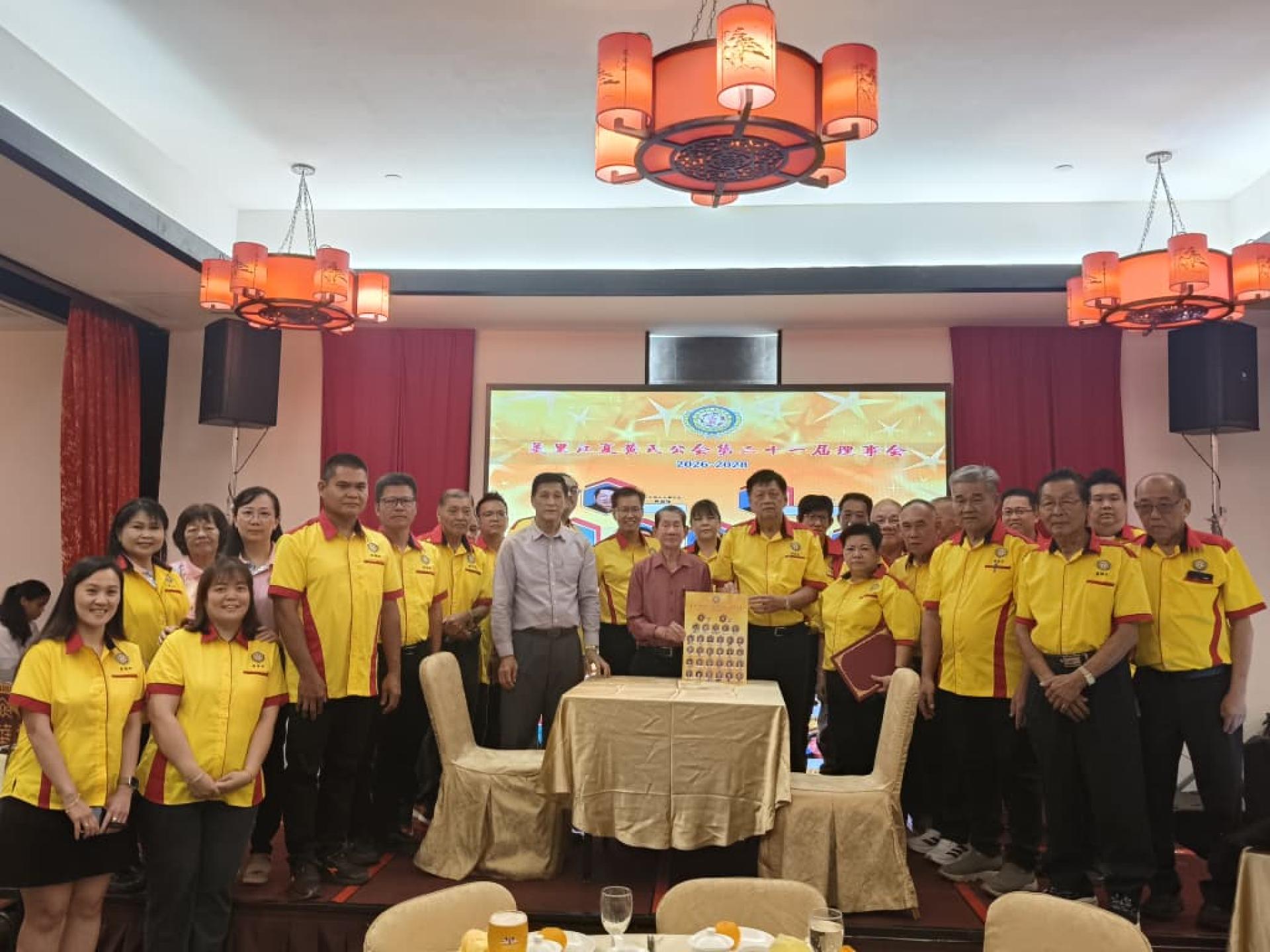 美里江夏黄氏公会第21届理事会就职典礼后，由监誓人黄昌隆（左者）进行移交宣誓书给会长黄能喜。