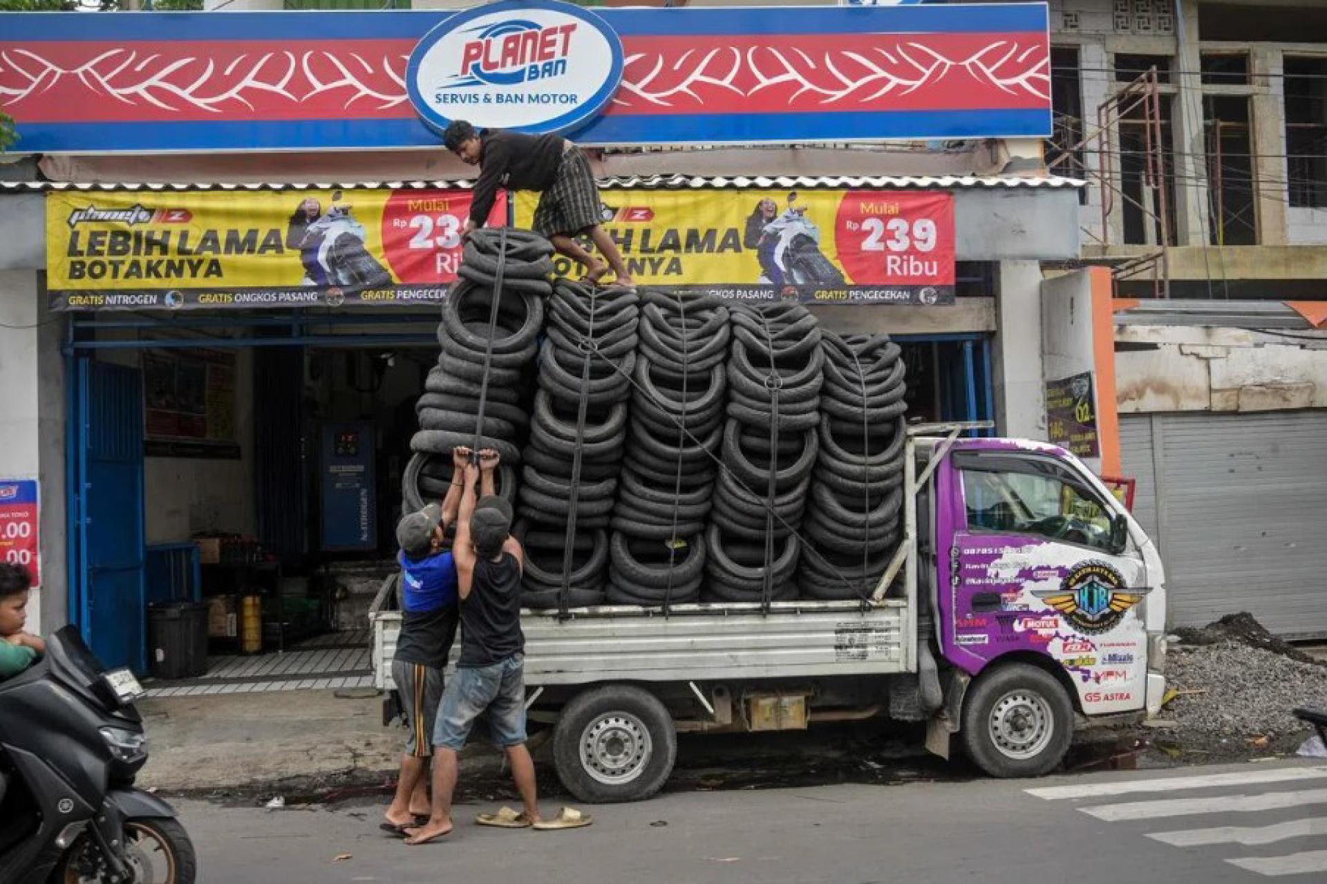 印尼政府计划向印度采购7万辆皮卡车及3万5000辆六轮罗厘，分发给全国逾8万个社区合作社，但遭到国内政界和业界反弹。