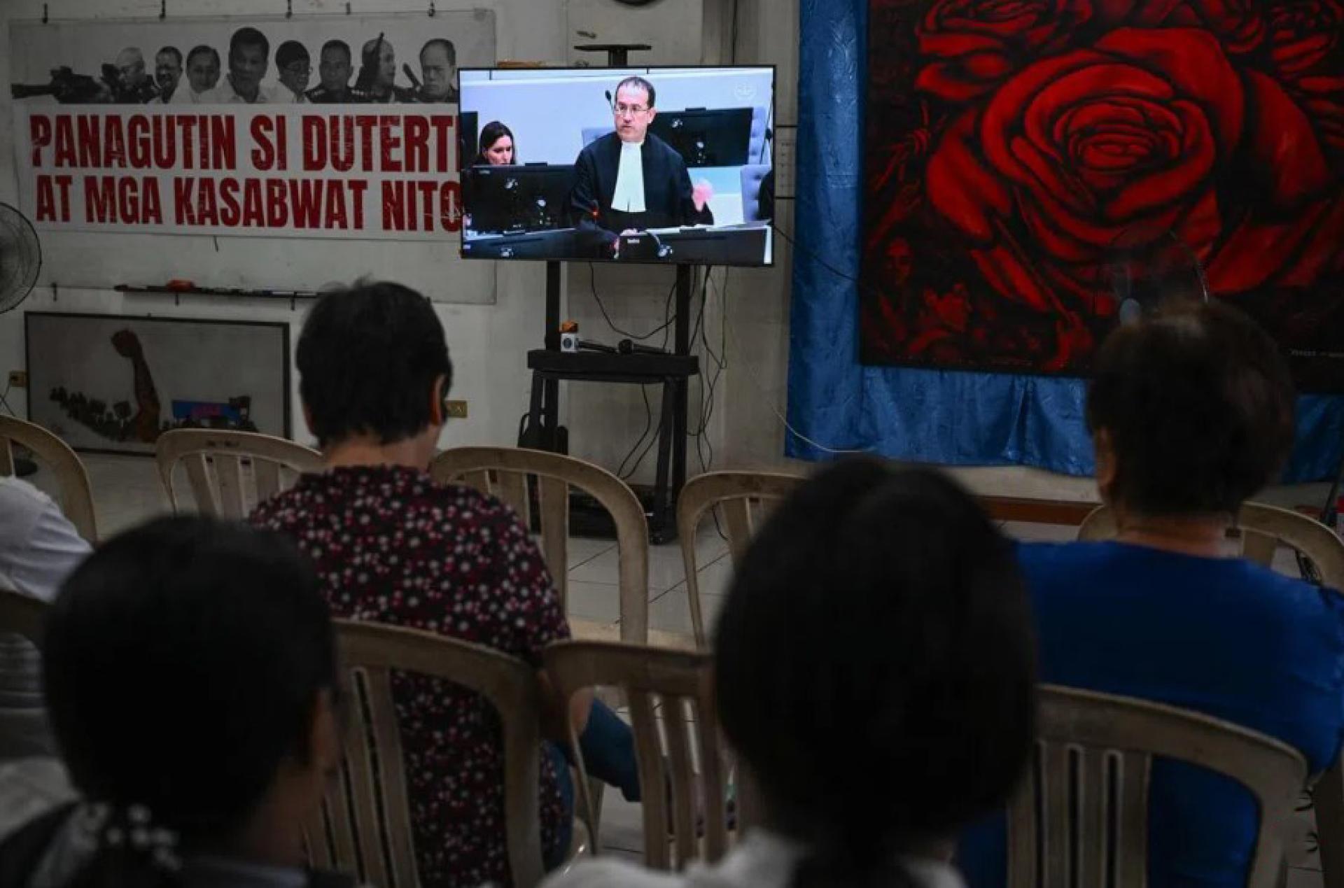 杜特尔特禁毒战争的法外处决受害者家属星期四（2月26日）观看杜特尔特在海牙的预审听证会现场直播。听证会周五结束，国际刑事法院审判团将在60天内裁决是否全面起诉杜特尔特。