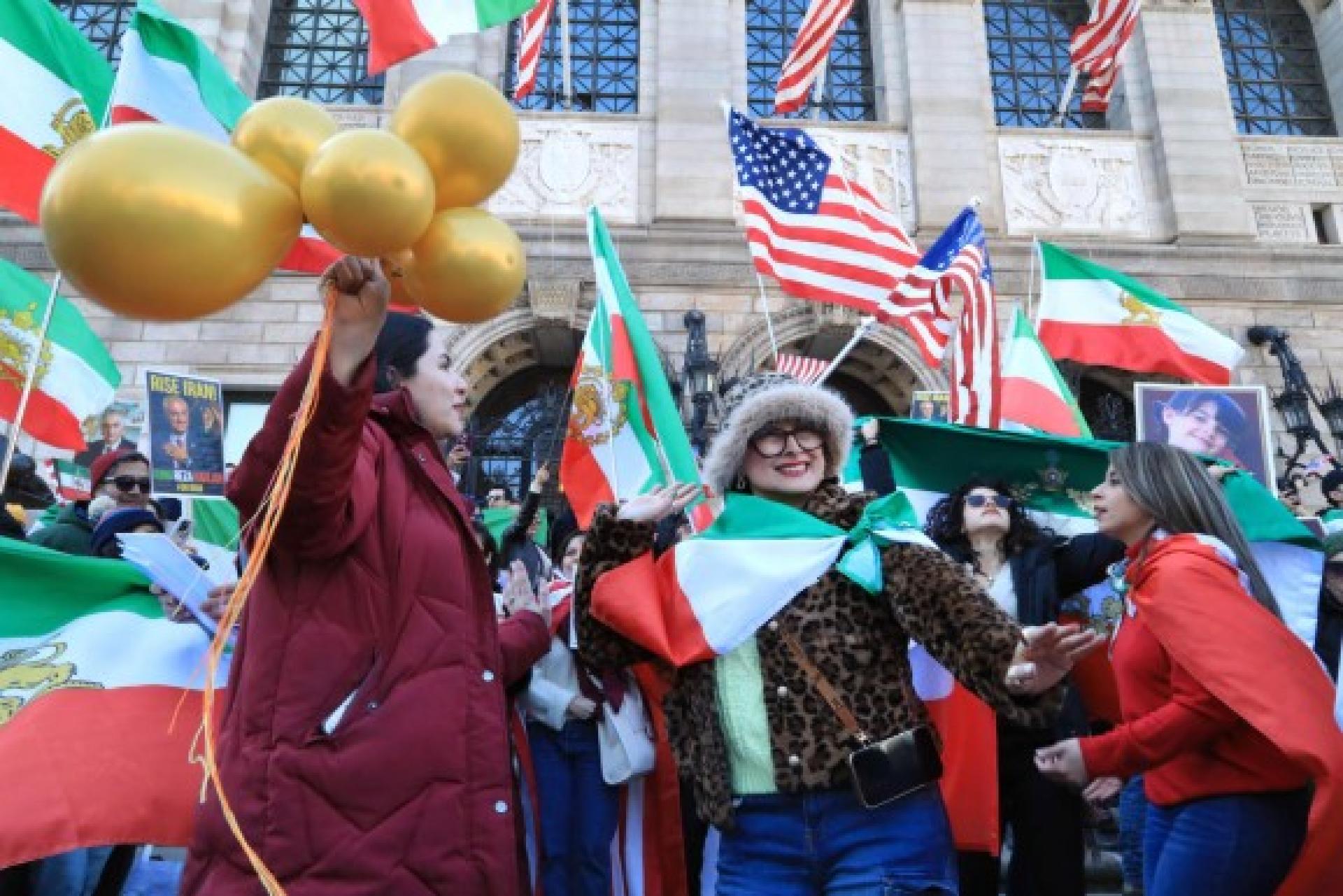 马萨诸塞州波士顿，人们挥舞着伊朗和美国国旗，庆祝美国和以色列联合对伊朗政府采取军事行动。