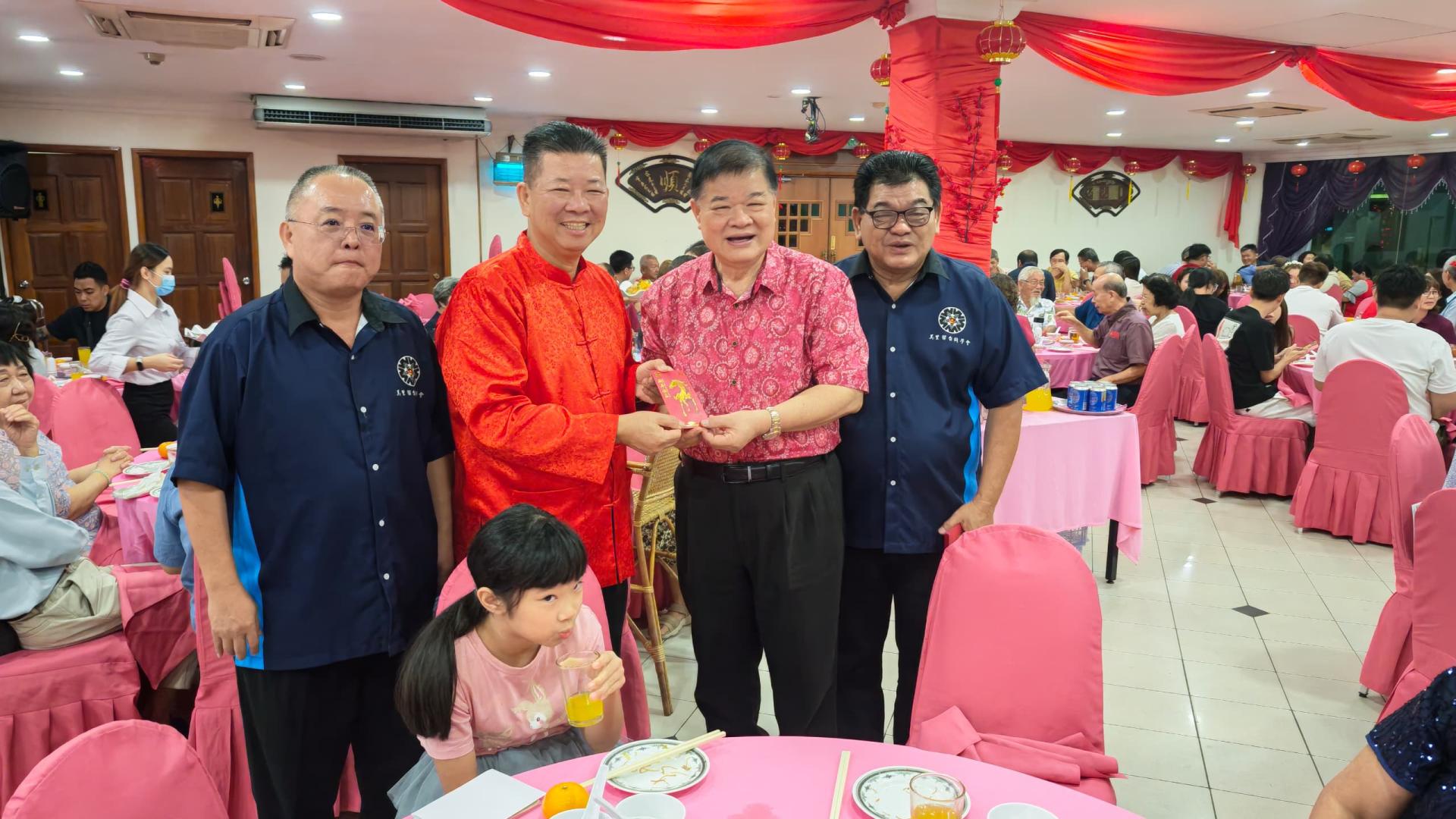 砂拉越留台同学总会总会长萧特财（左2）派发敬老红包予该会顾问林昌陞时影。右一为美里留台同學會主席杨慈享。