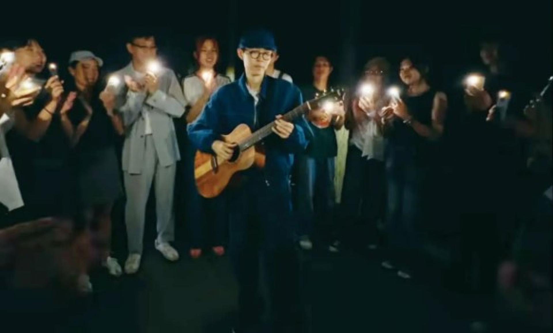 方大同在MV尾声现身弹唱，让网友都看哭了。