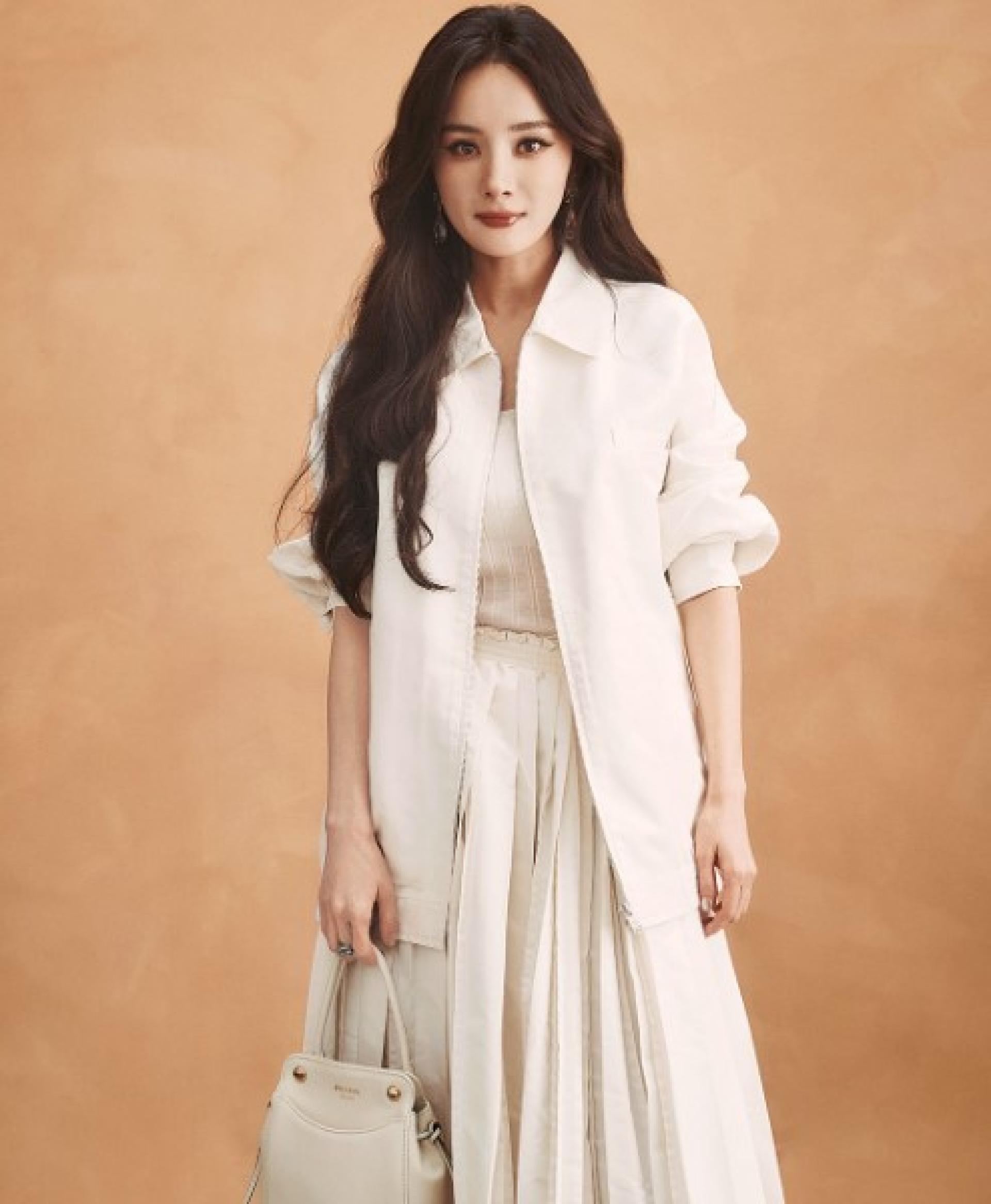 杨幂近日参加品牌米兰时装周大秀，疑遭“差别待遇”。