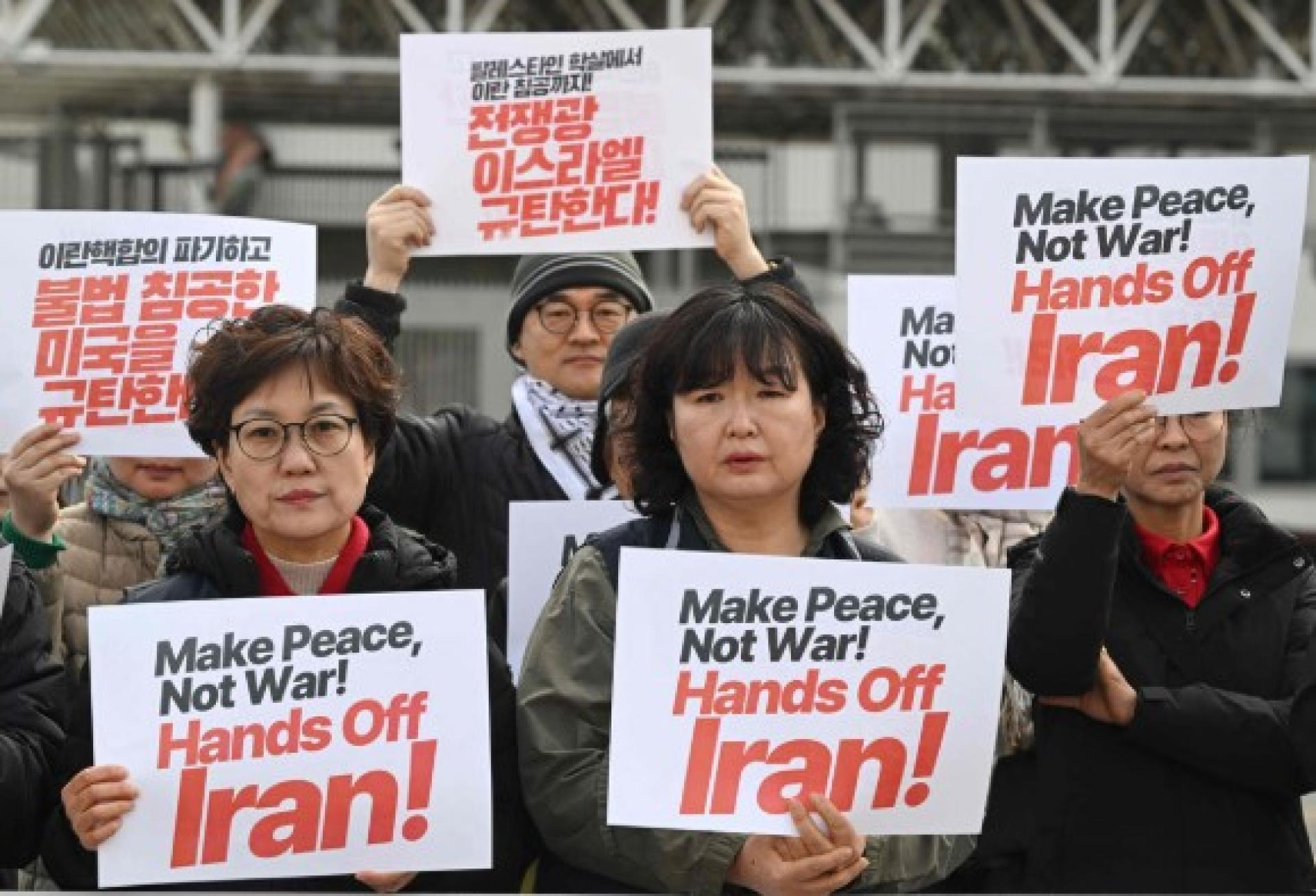 韩国示威者1日在首尔美国大使馆前举行示威活动，抗议美国和以色列对伊朗的袭击。