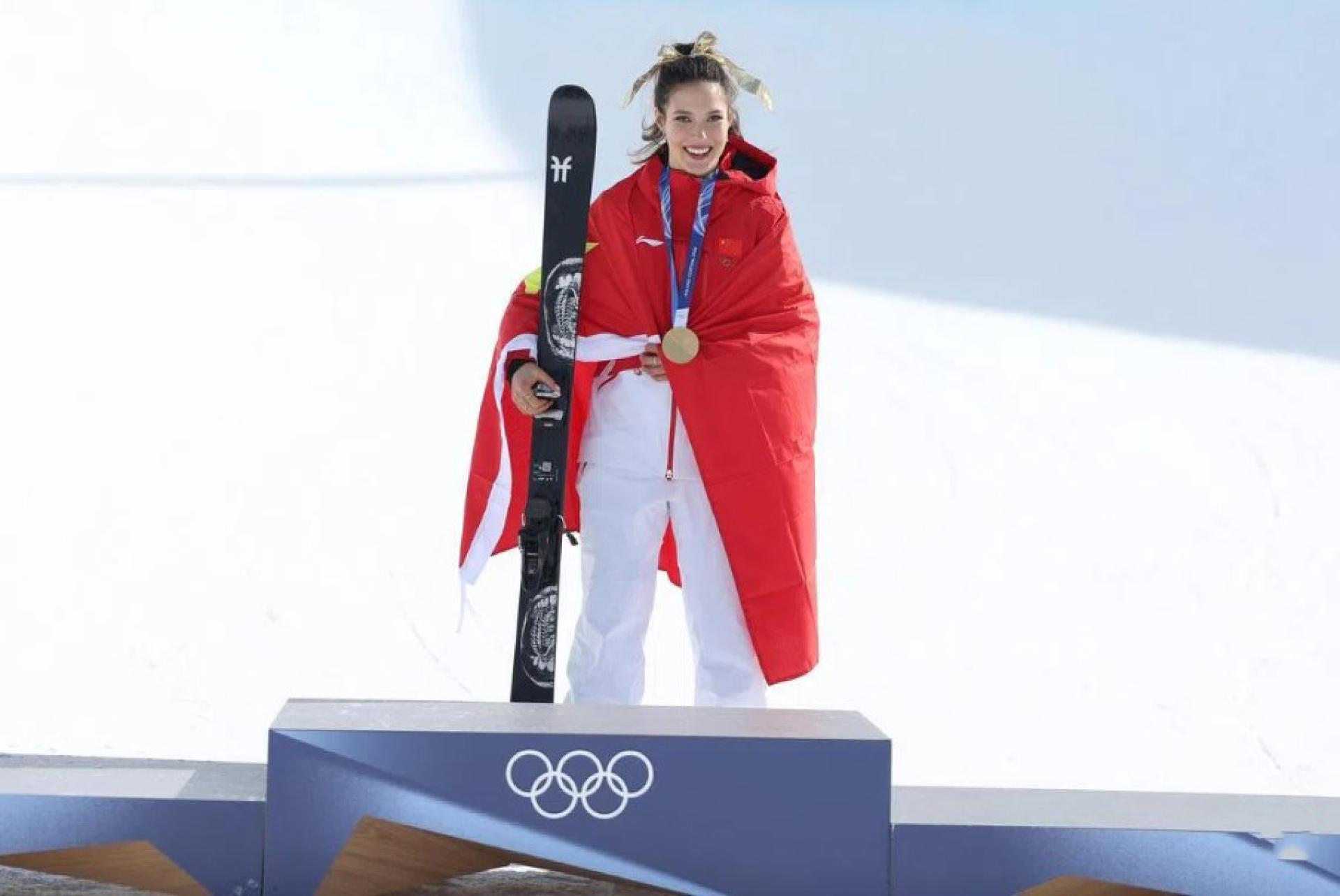 谷爱凌当地时间2月22日以94.75分获得冬奥会自由式滑雪女子U型场地技巧金牌。