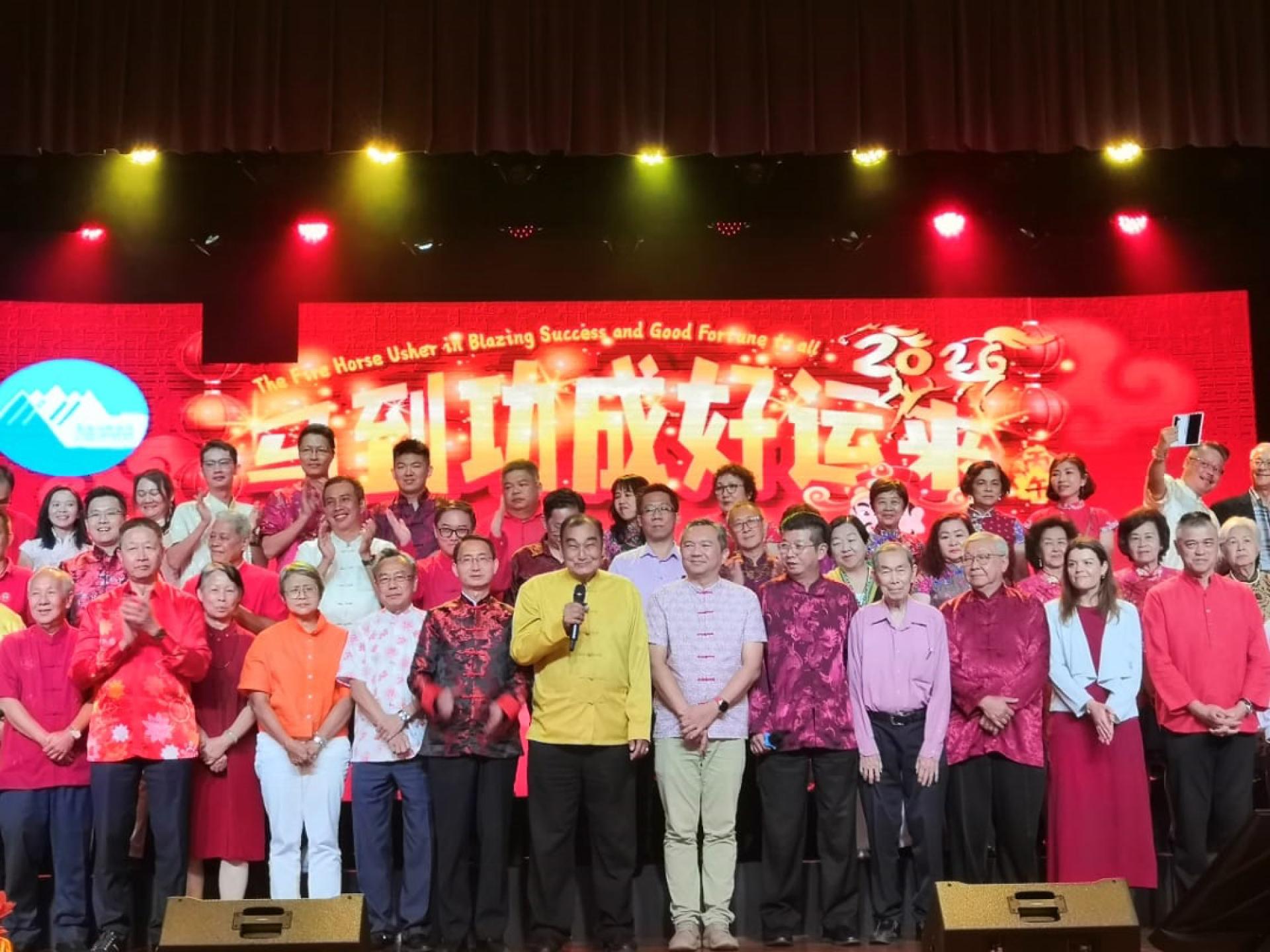 众嘉宾轮番致新春祝福语，祈愿各界马年行大运！前排左起莫文金、邓章钦、李素桦、周美芬、陈川正、王军、符和泽、黄思汉、朱运炽、陈泽玉、林鸿昌、杰西卡及杨博耀。