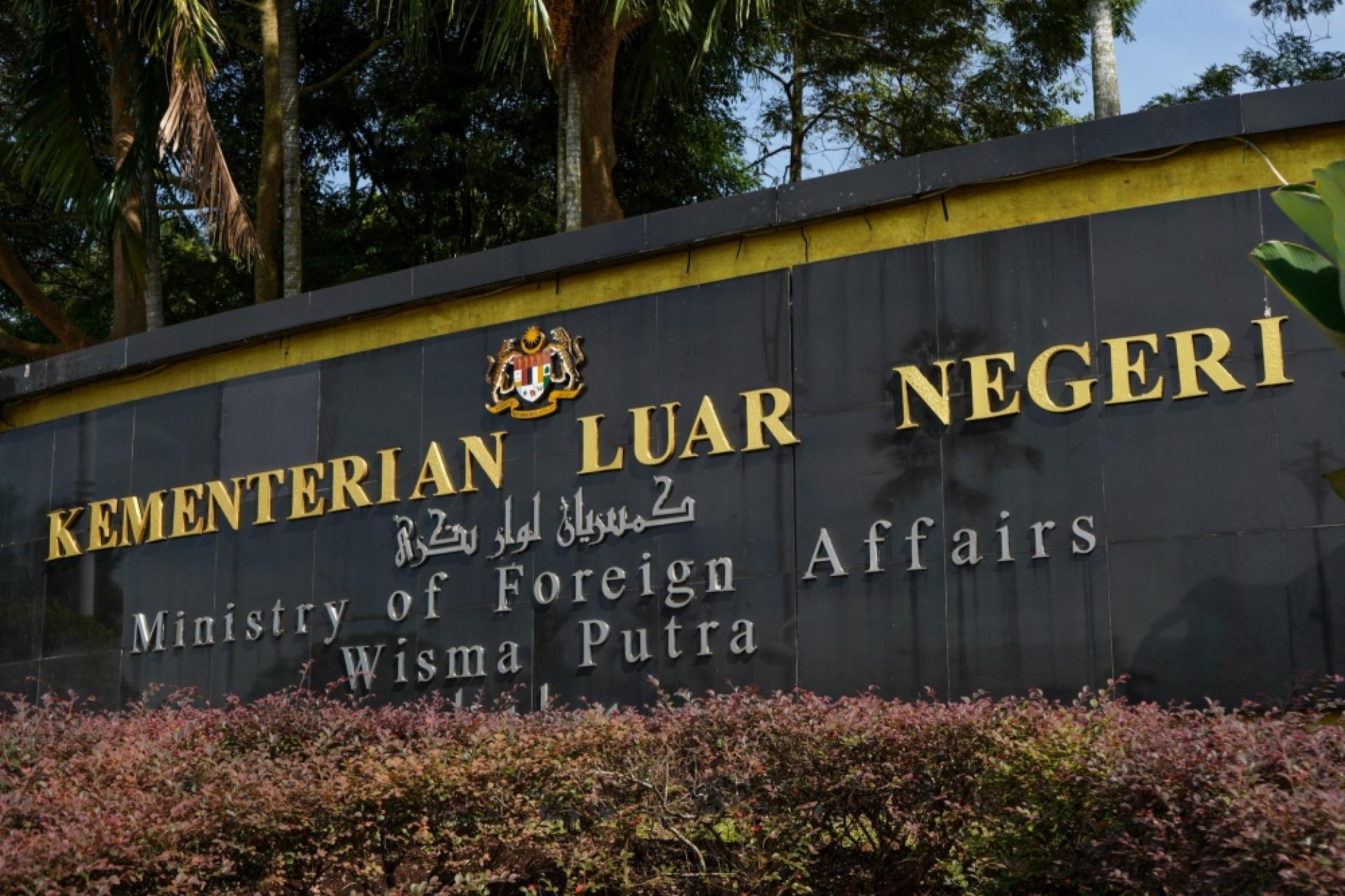 外交部通过驻中东的各使馆，向因航班取消而滞留在多个国家的马来西亚公民，提供领事协助。