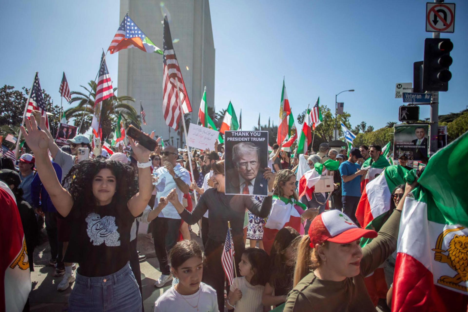 美国洛杉矶伊朗社区成员和支持者热烈庆祝，有人亮牌感谢美国总统特朗普。