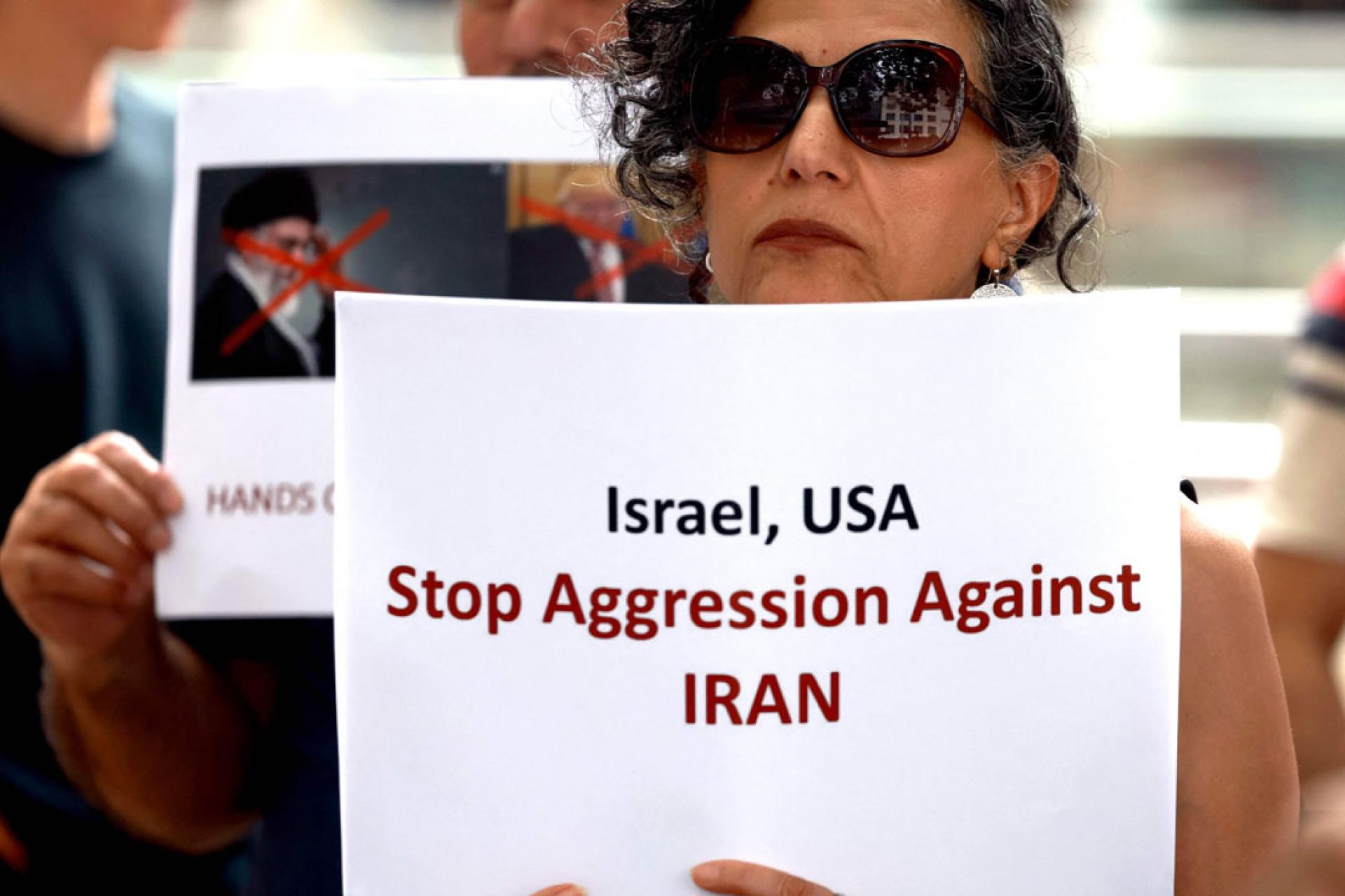 澳州悉尼伊朗社区成员在悉尼举行集会，亮出反对美以侵略伊朗的标语牌。澳州总理阿尔巴尼斯表示，伊朗最高领袖哈梅内伊“不会得到哀悼”。