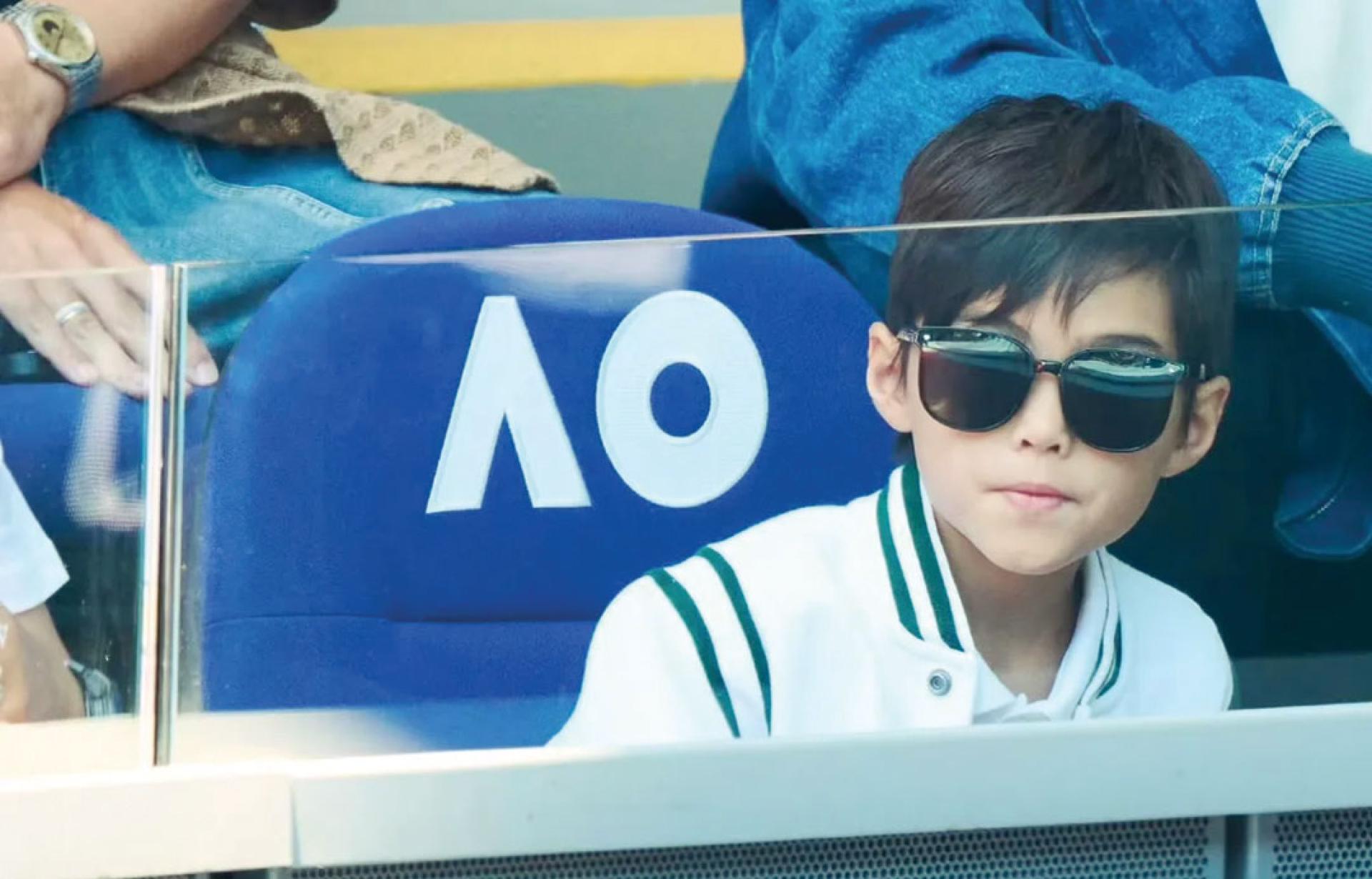 Romeo此次亮相澳网，神情沉稳宛如小大人。