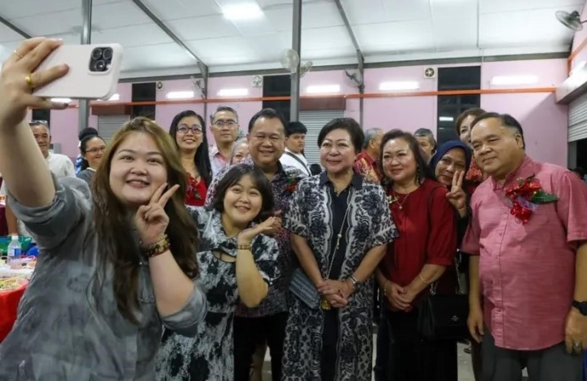 南达（左3）与其他嘉宾在2026年2月28日桑镇新春晚宴上合影自拍。