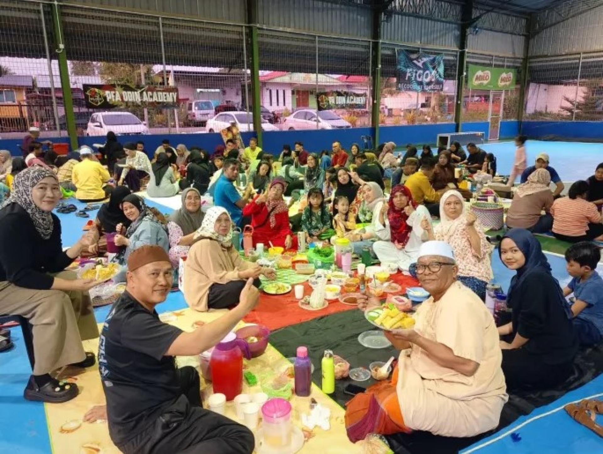 甘榜盐柴港村民在2026年2月28日的Sungkei Lebuh活动中，在足球场共享家常菜肴。