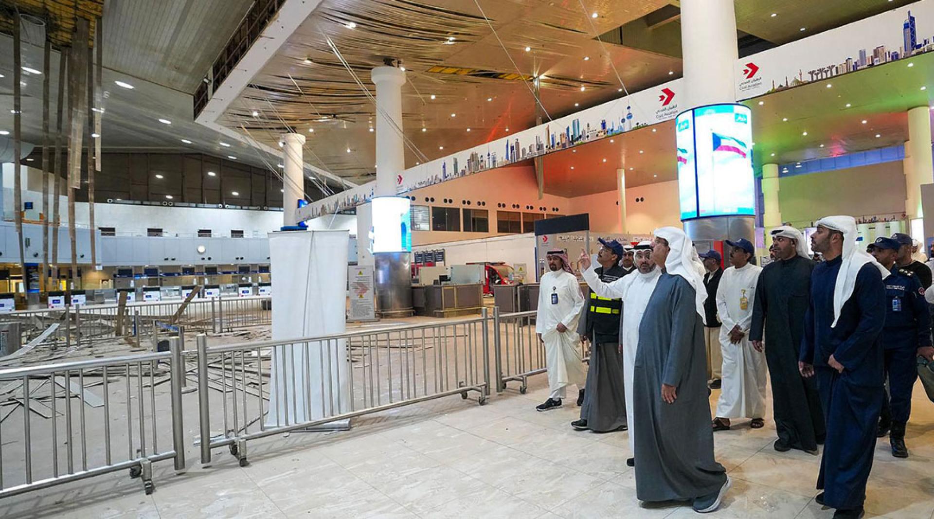 科威特通讯社1日发布的照片显示，首相艾哈迈德（中）视察科威特城国际机场。该机场据称受到伊朗导弹袭击。